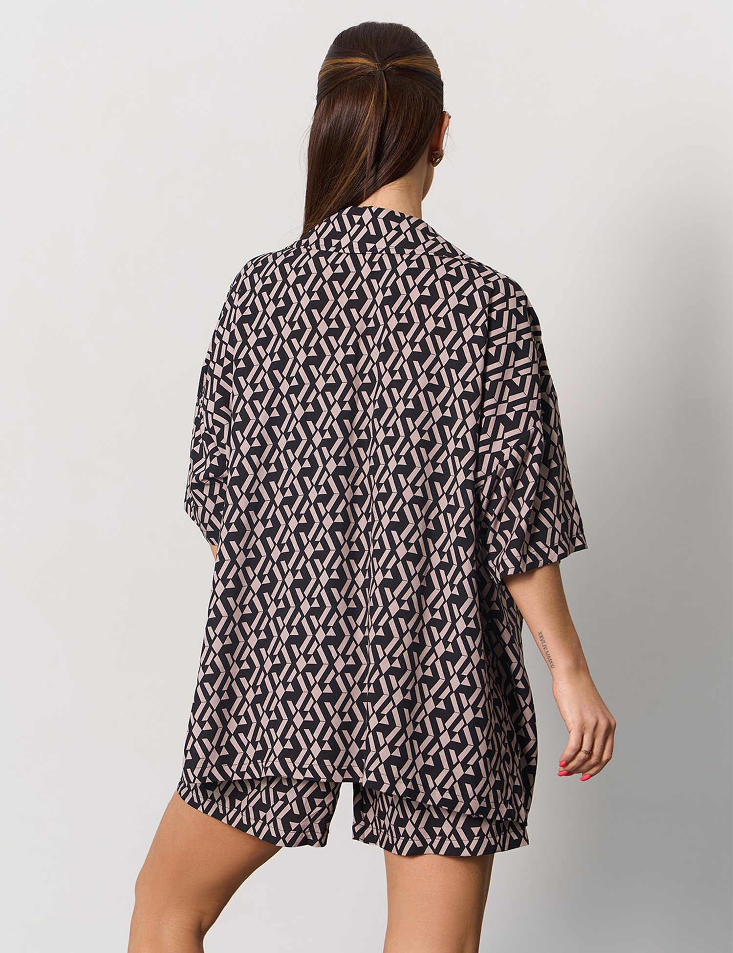 Картинка Костюм коричневий з принтом 