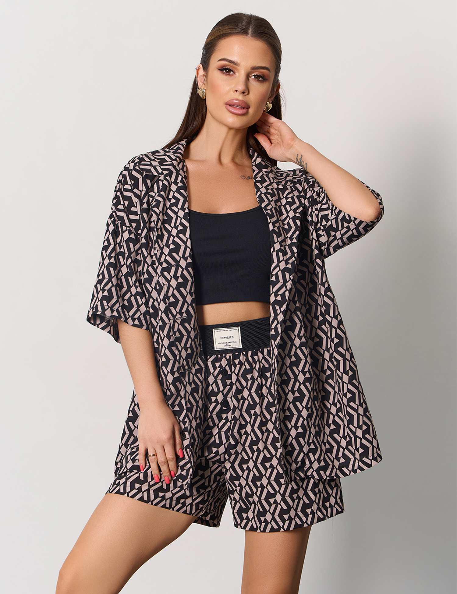 Картинка Костюм коричневий з принтом 