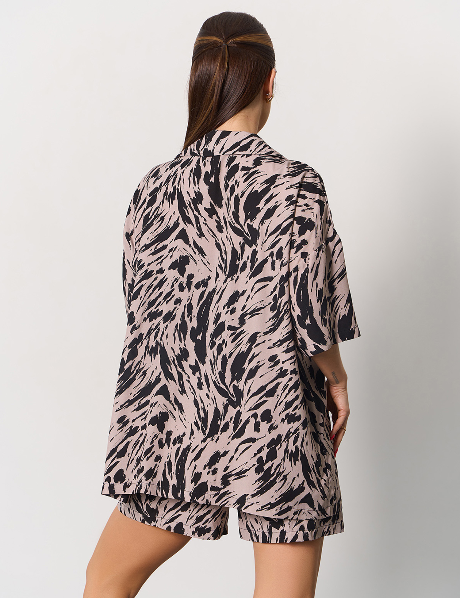 Картинка Костюм коричневий з принтом 