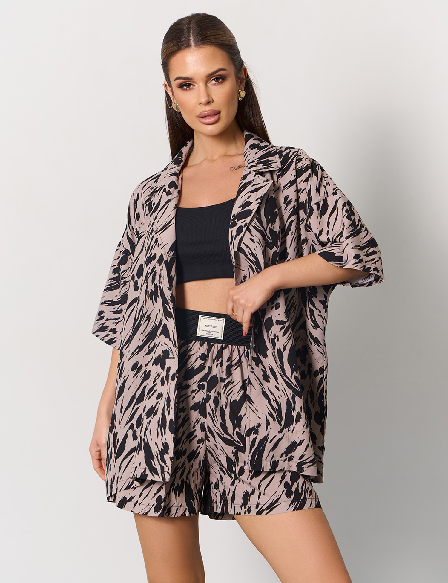 Картинка Костюм коричневий з принтом 