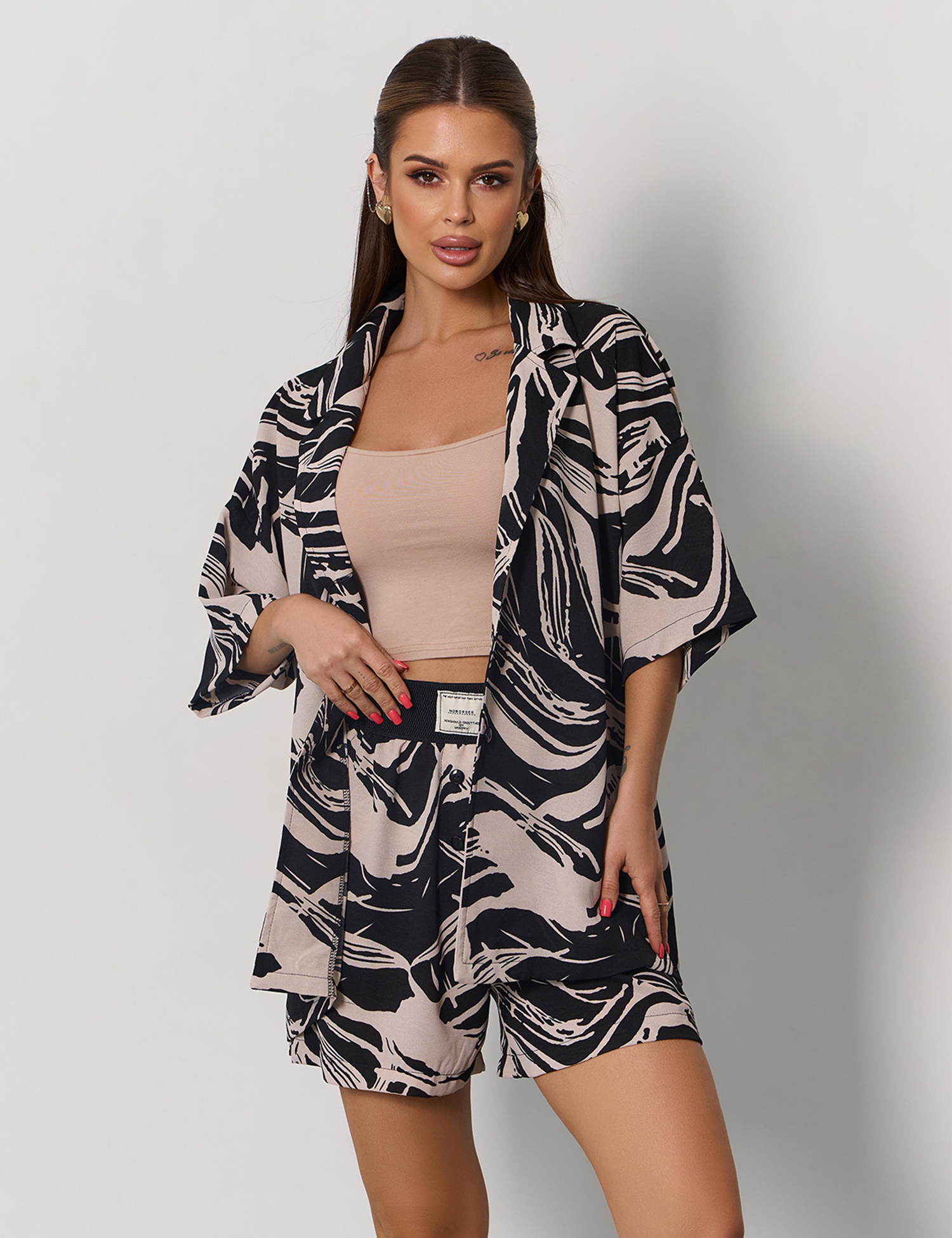 Картинка Костюм коричневий з принтом 