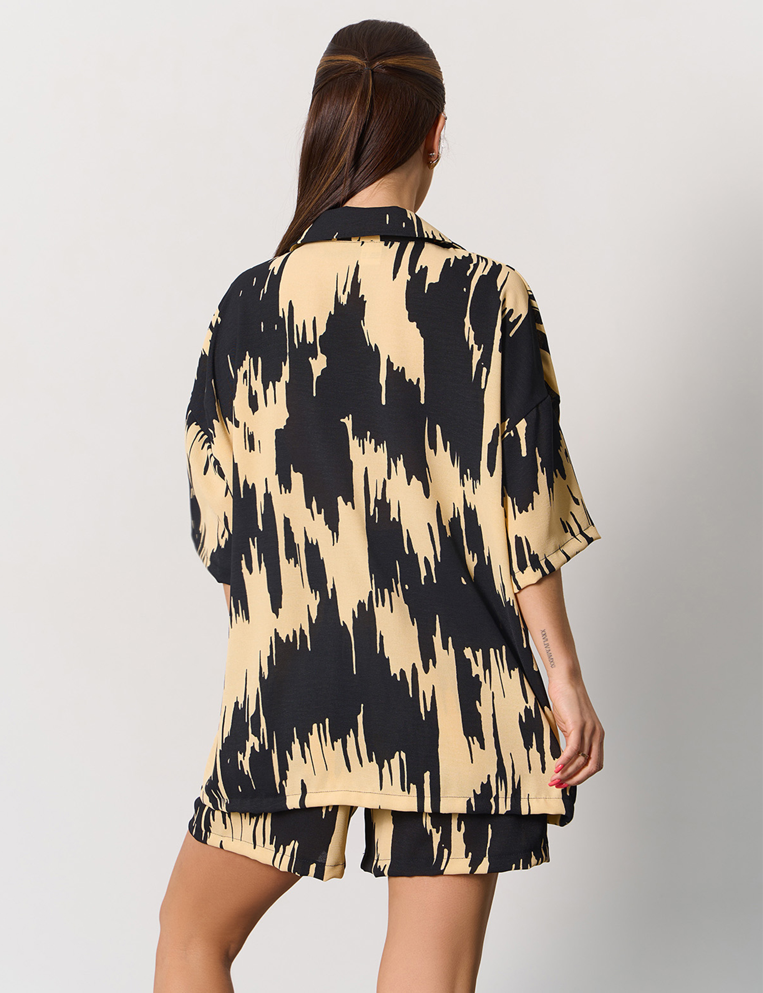 Картинка Костюм жовтий з принтом 