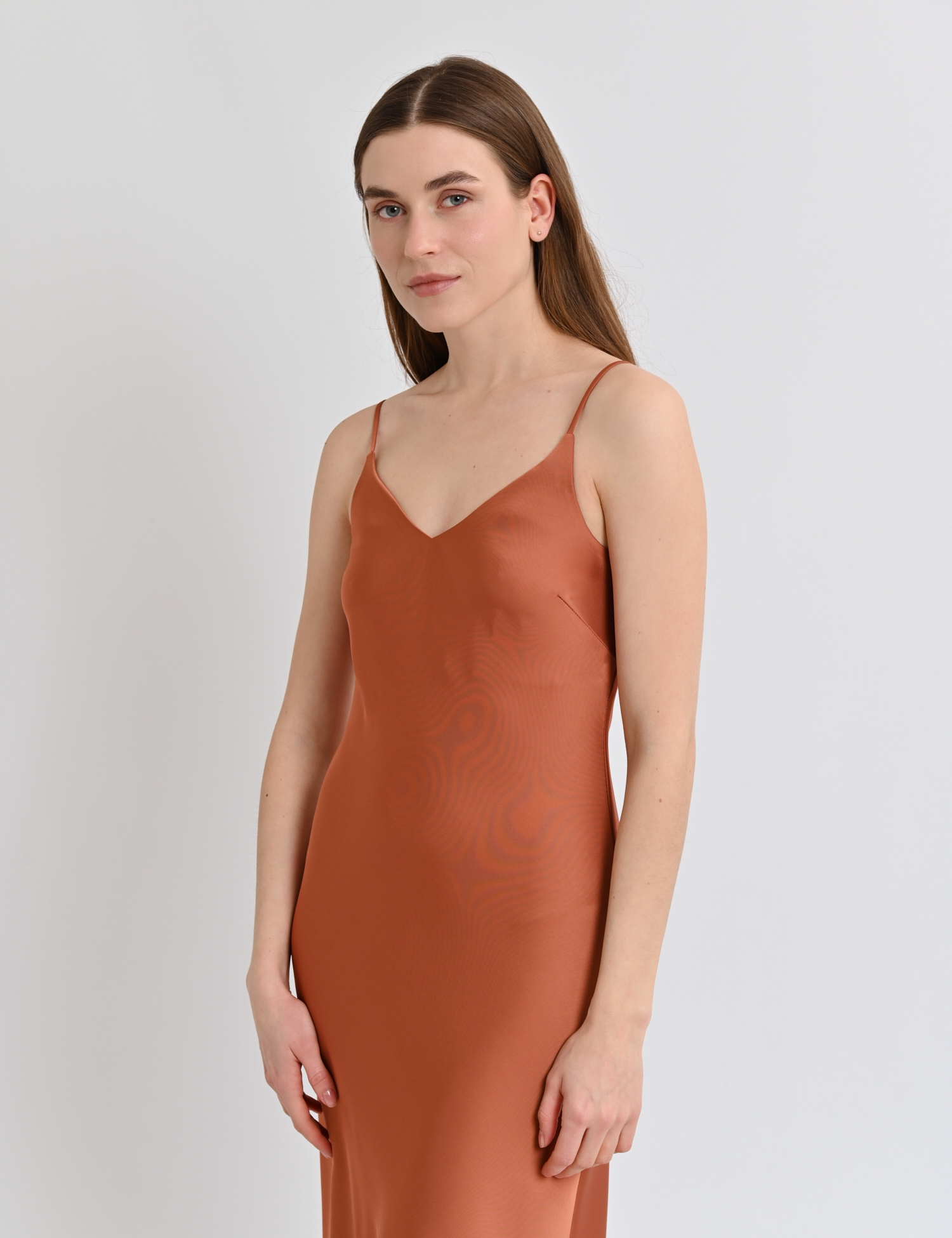 Картинка Сатинова сукня теракотового кольору на тонких бретелях