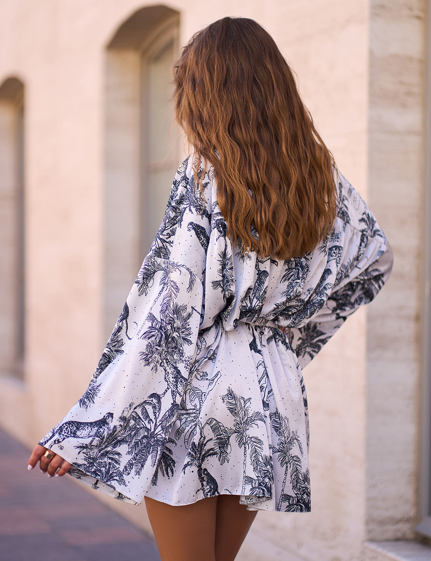 Картинка Сукня міні світло-сіра з принтом 