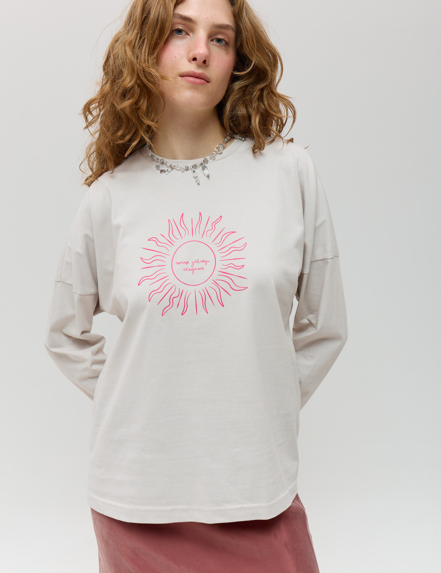 Картинка Лонгслів бежевий з принтом 