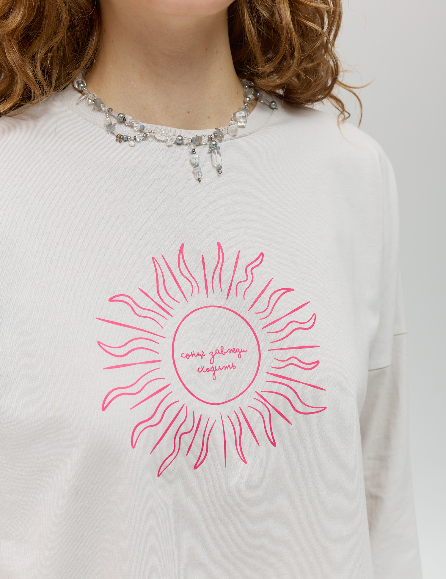 Картинка Лонгслів бежевий з принтом 