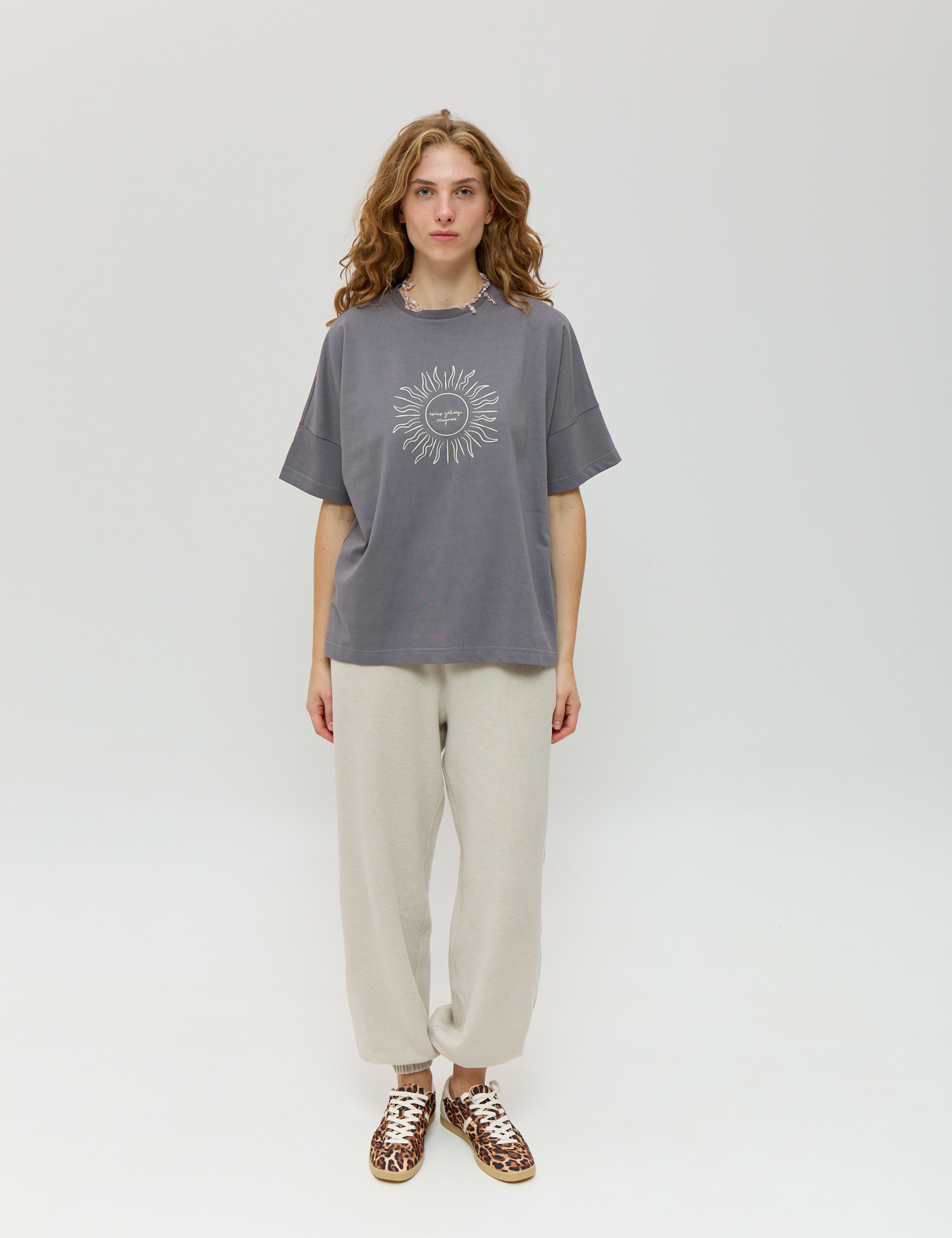 Картинка Футболка темно-сіра з принтом 