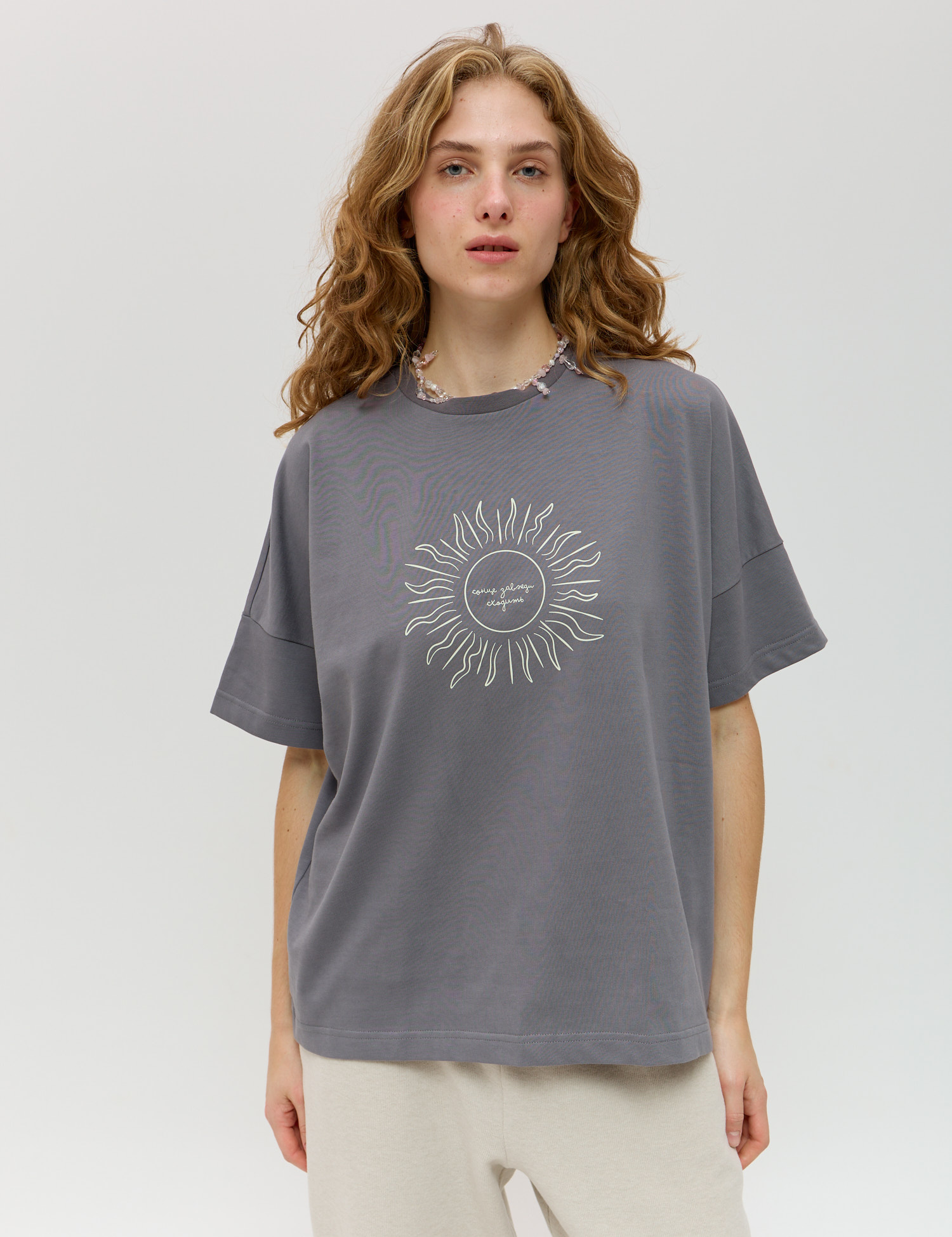 Картинка Футболка темно-сіра з принтом 