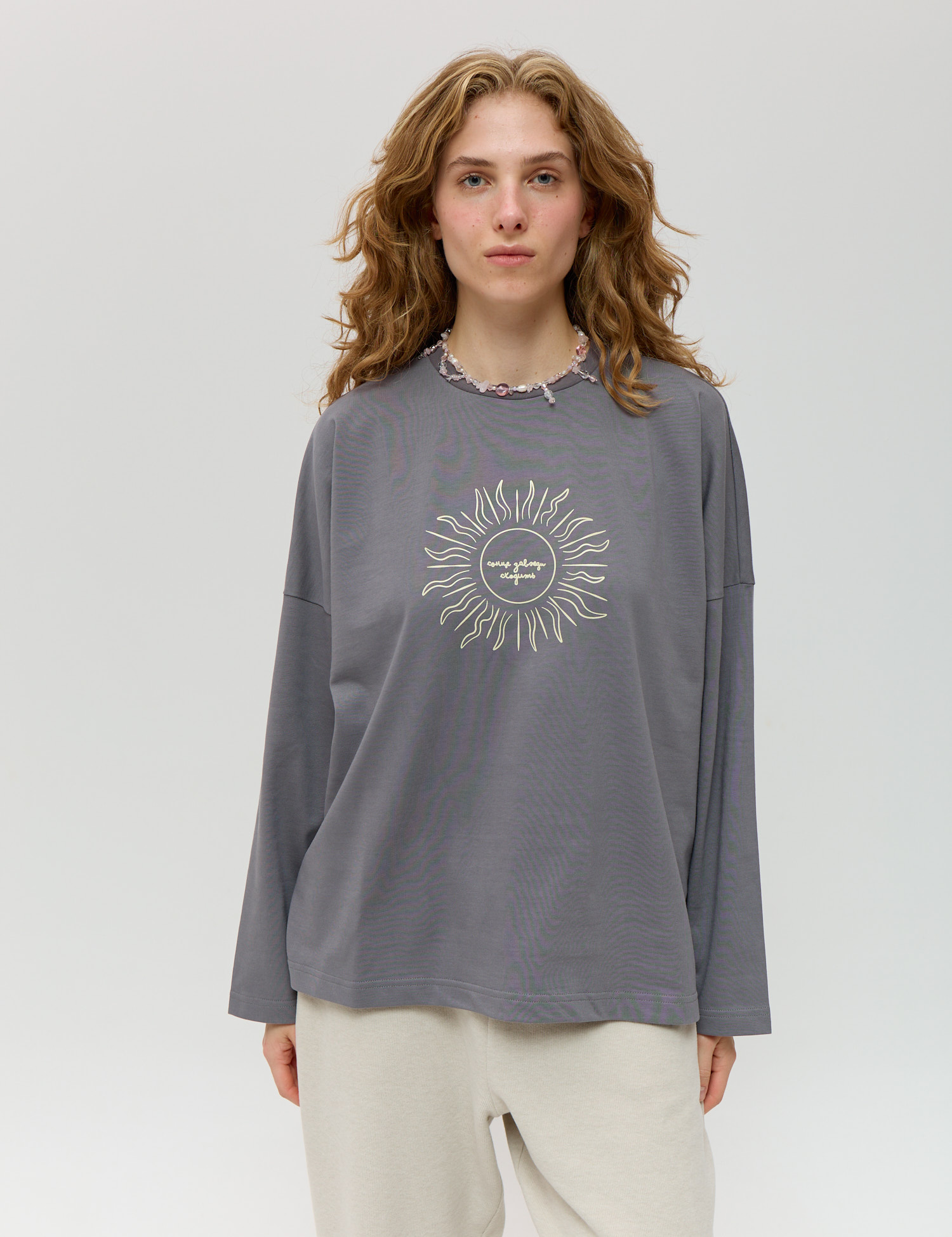 Картинка Лонгслів темно-сірий з принтом 