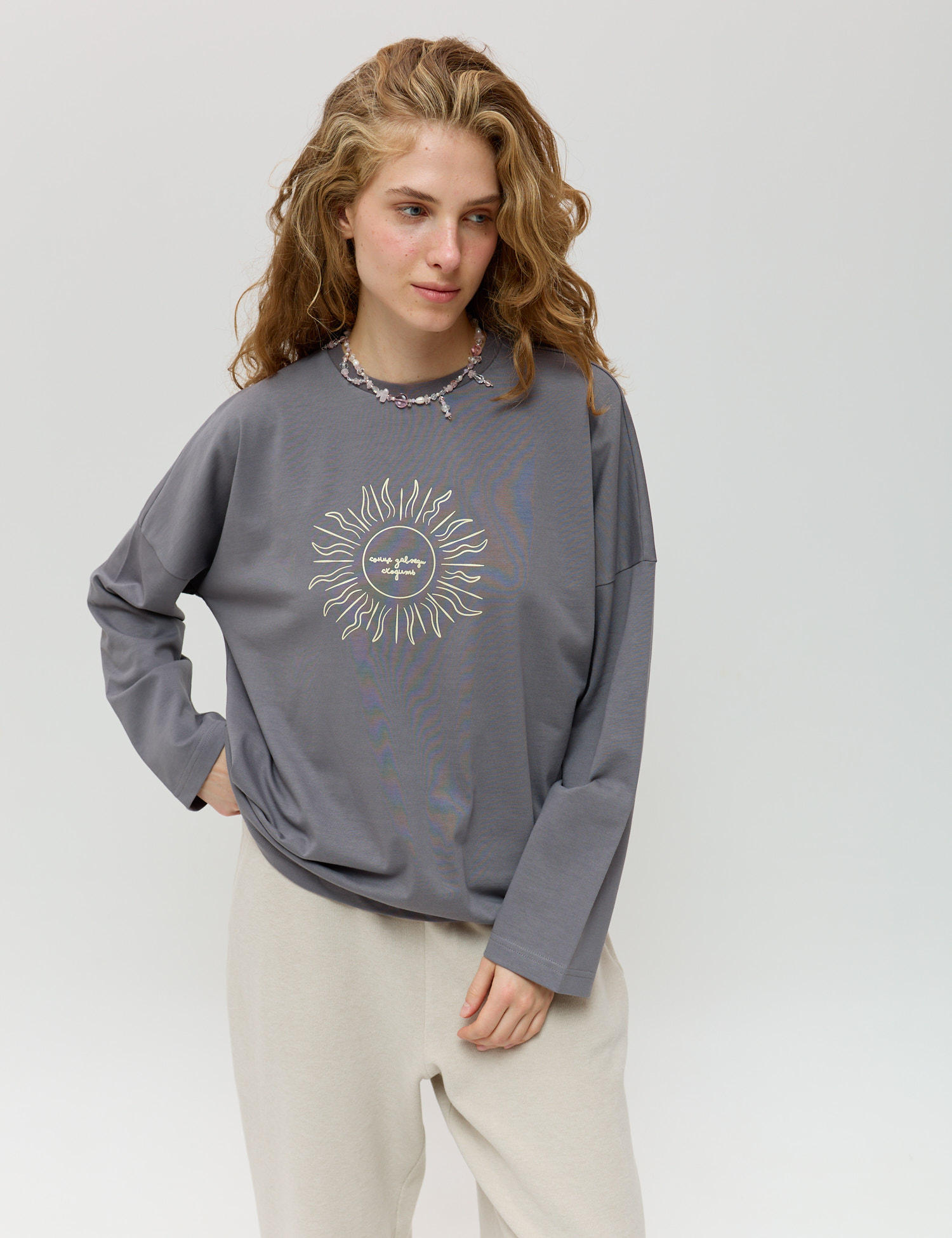 Картинка Лонгслів темно-сірий з принтом 