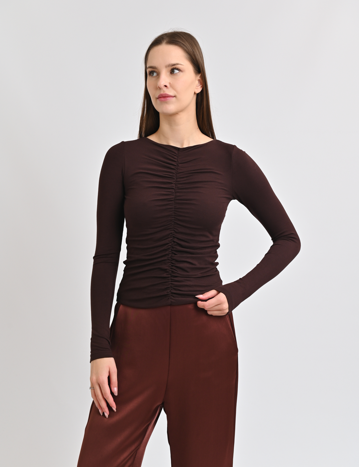 Картинка Лонгслів із декоративними збірками коричневий