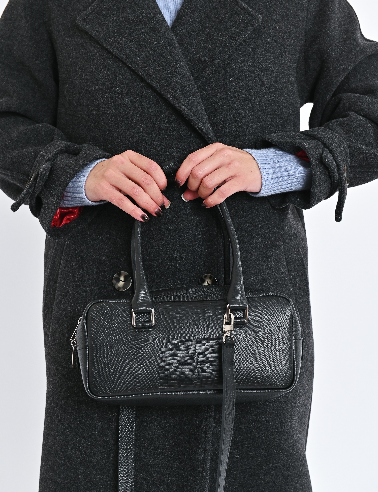 Картинка Чорна сумка з подвійними ручками та довгим ремінцем