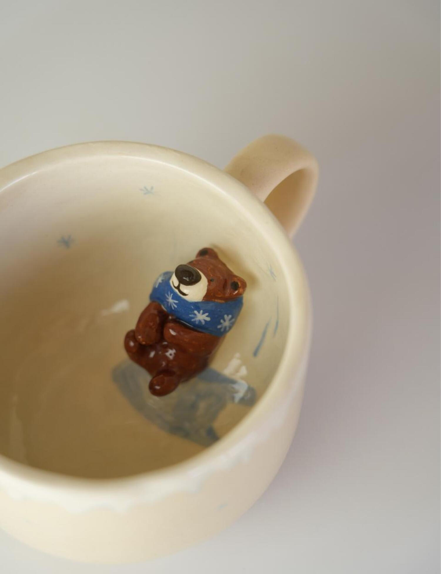 Картинка Керамічна чашка ручної роботи  «Ведмедик на пакеті»