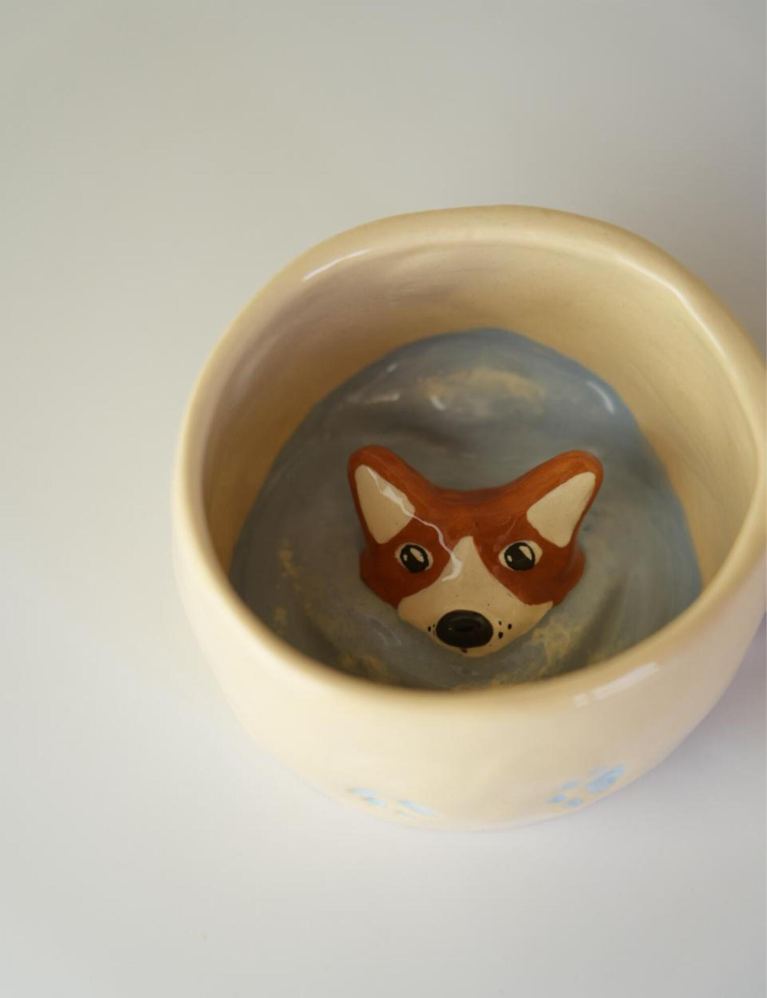 Картинка Керамічна чашка ручної роботи "Коргі, що виринає зі снігу"