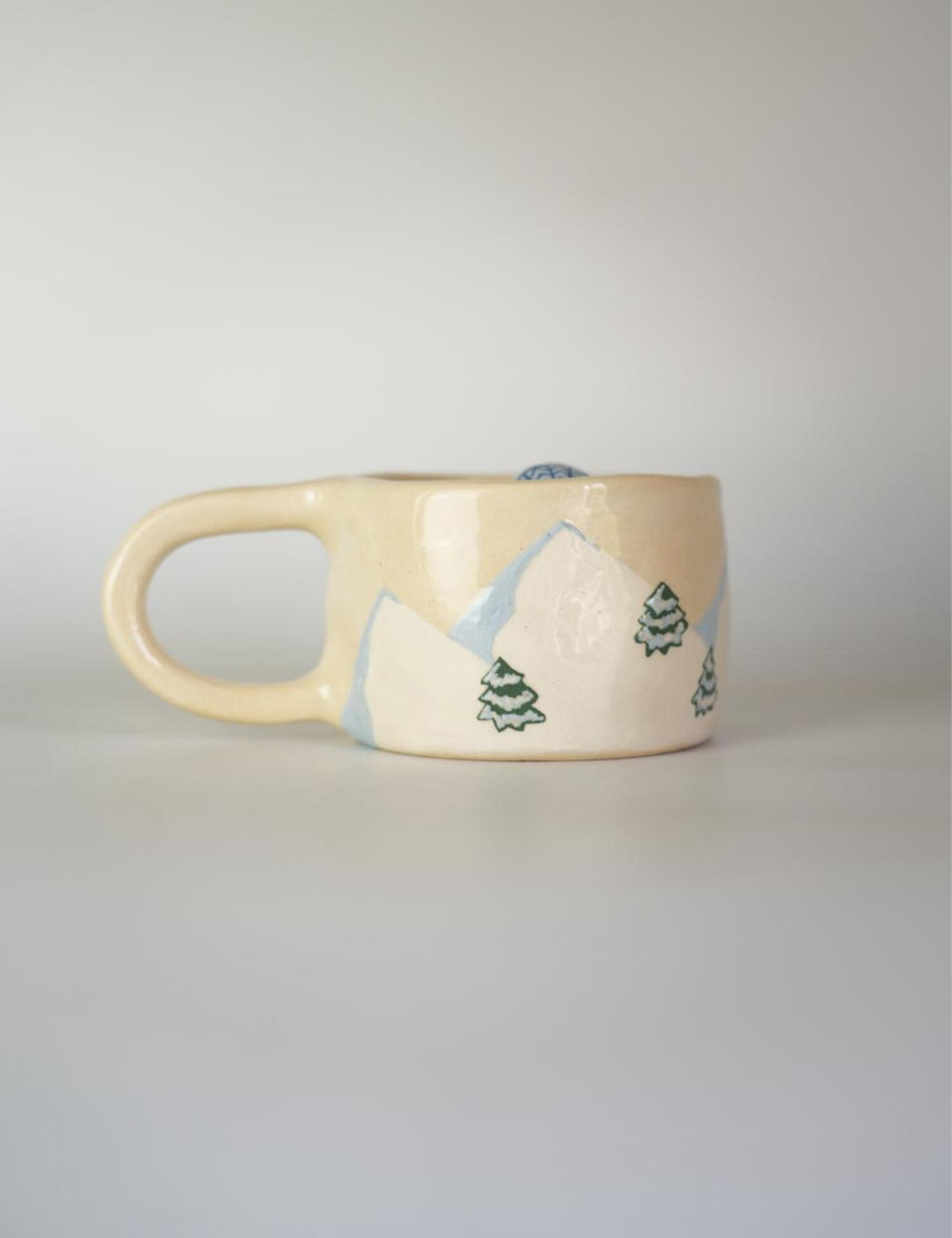 Картинка Керамічна чашка ручної роботи "Гусочка на лижах"