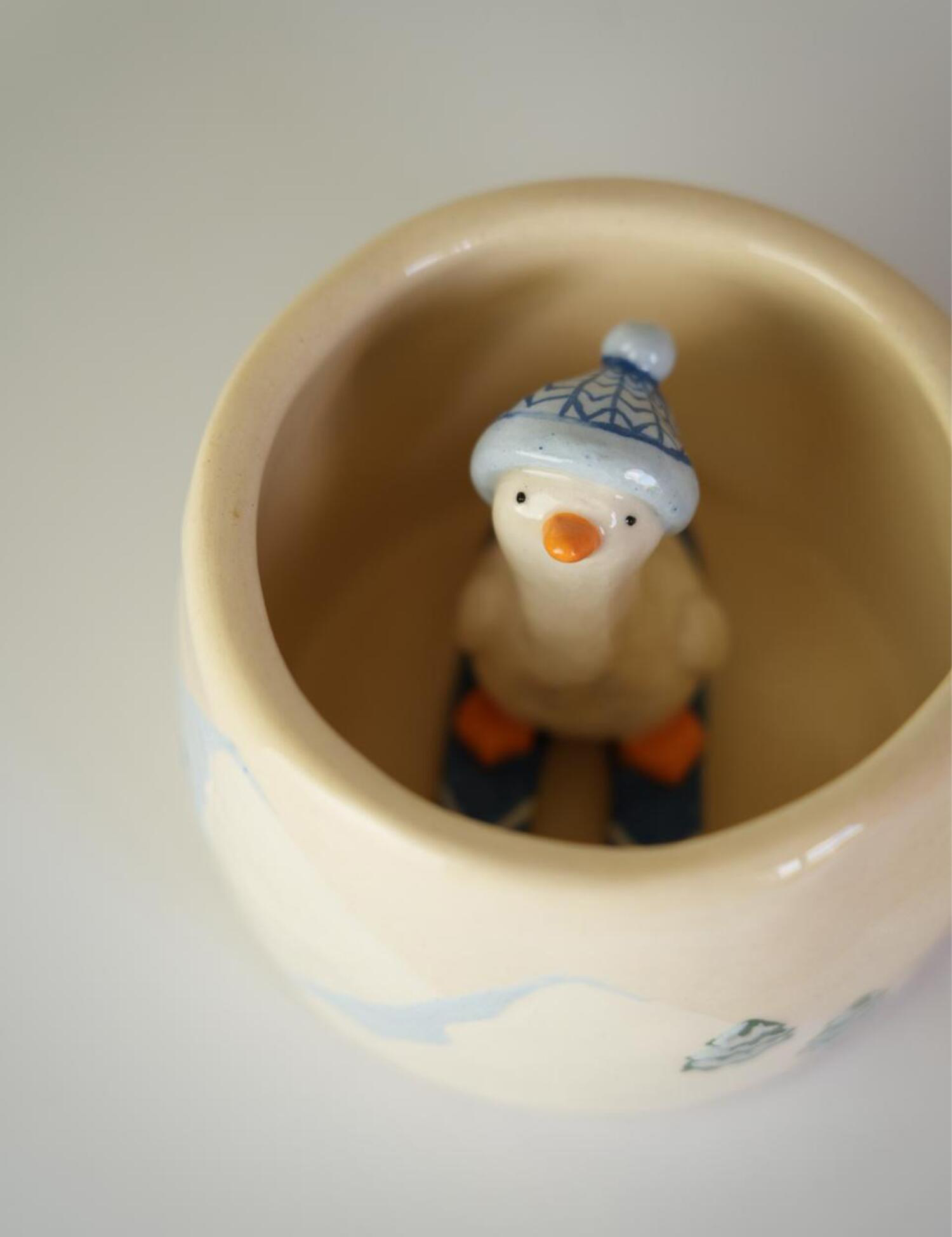 Картинка Керамічна чашка ручної роботи "Гусочка на лижах"