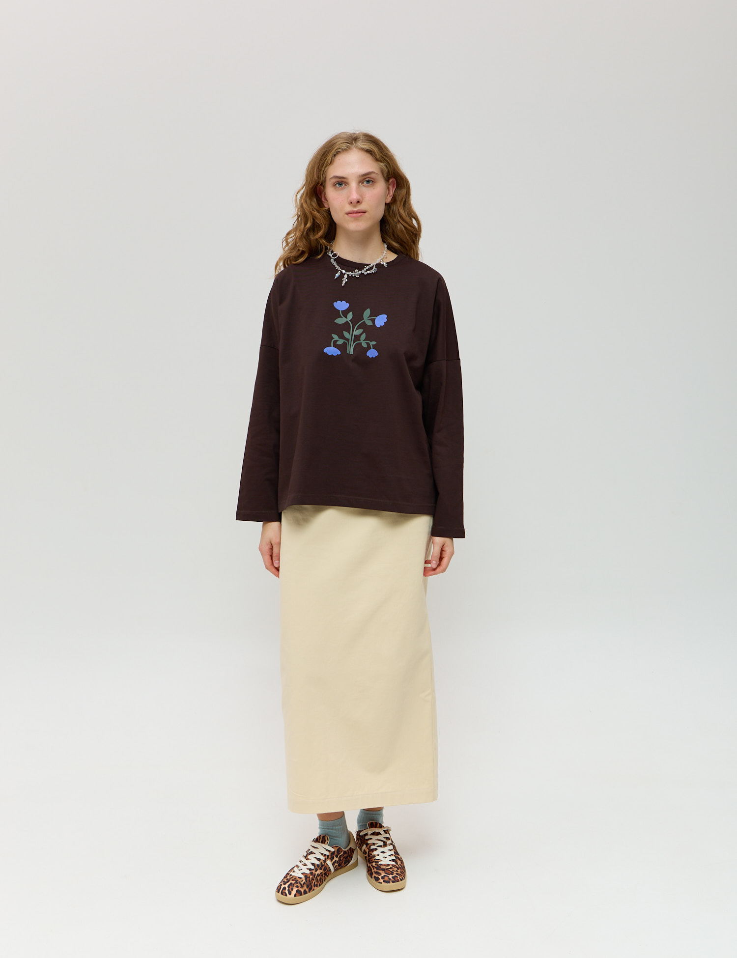 Картинка Лонгслів темно-коричневий з принтом 