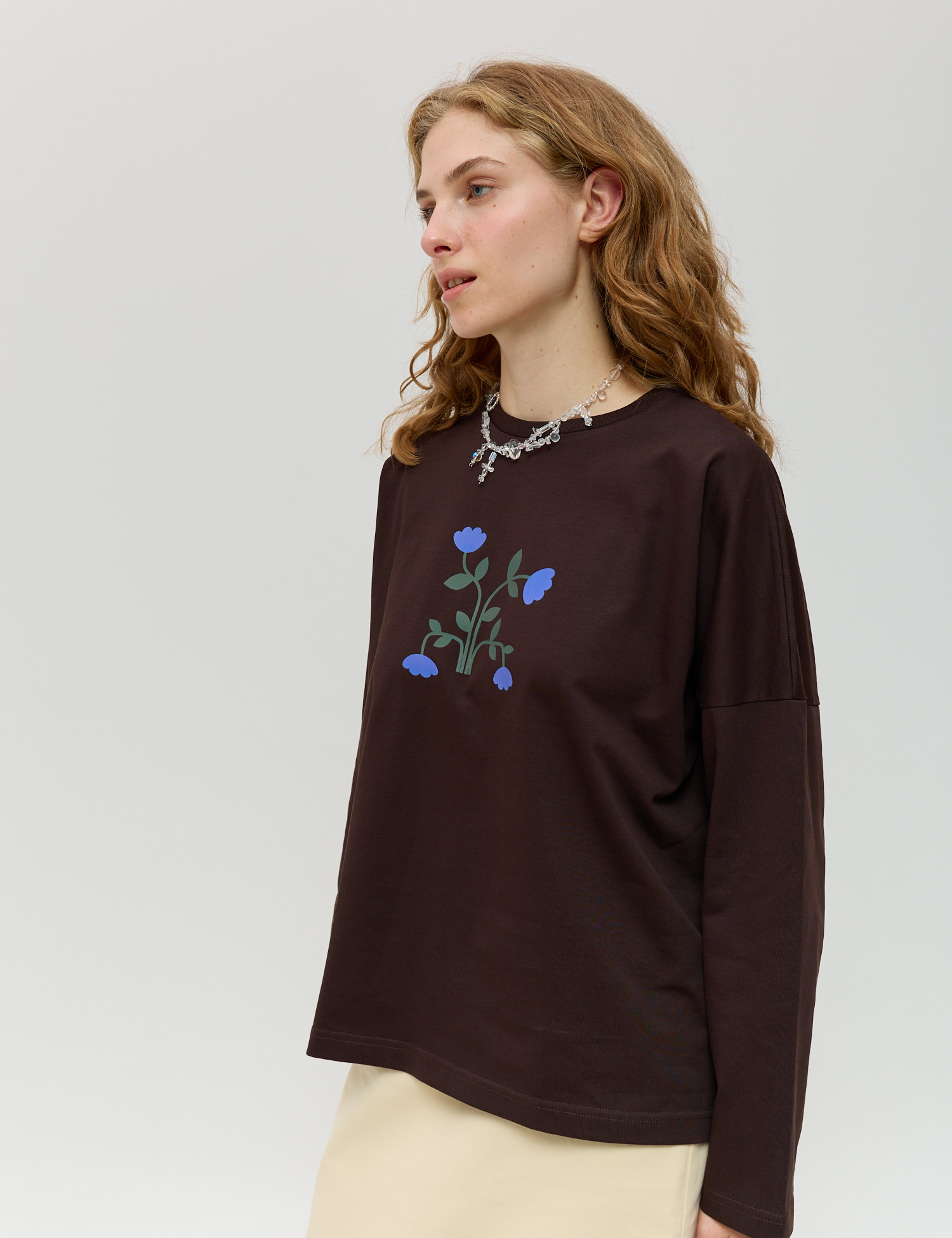 Картинка Лонгслів темно-коричневий з принтом 