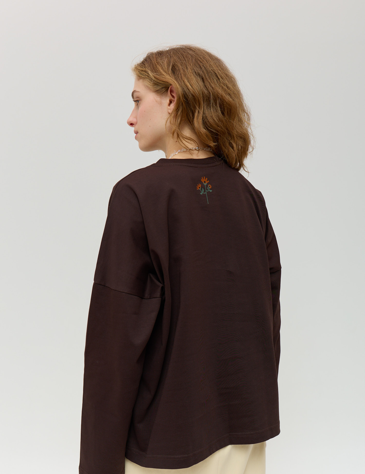 Картинка Лонгслів темно-коричневий з принтом 