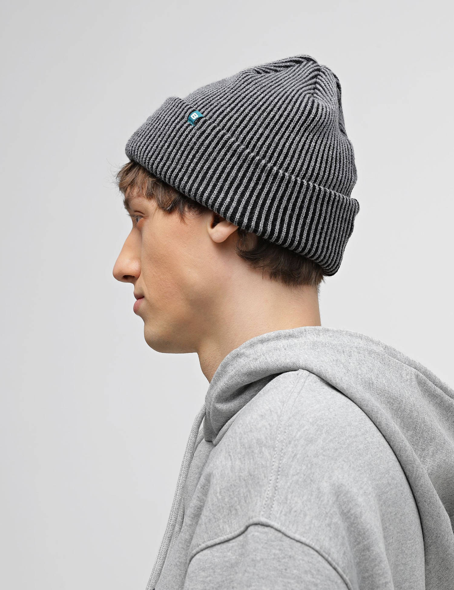 Картинка Двоколірна чорно-сіра шапка