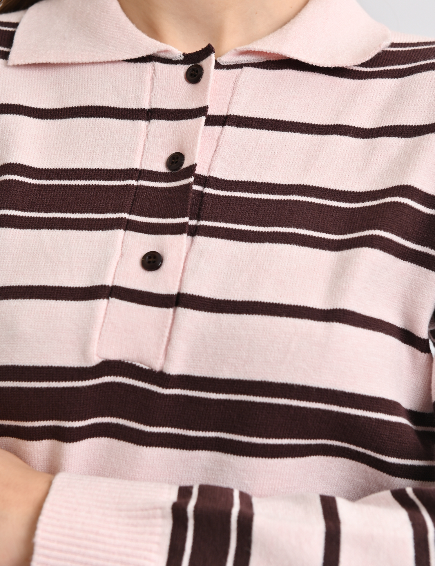 Картинка Светр у смужку з коміром поло рожево-коричневий