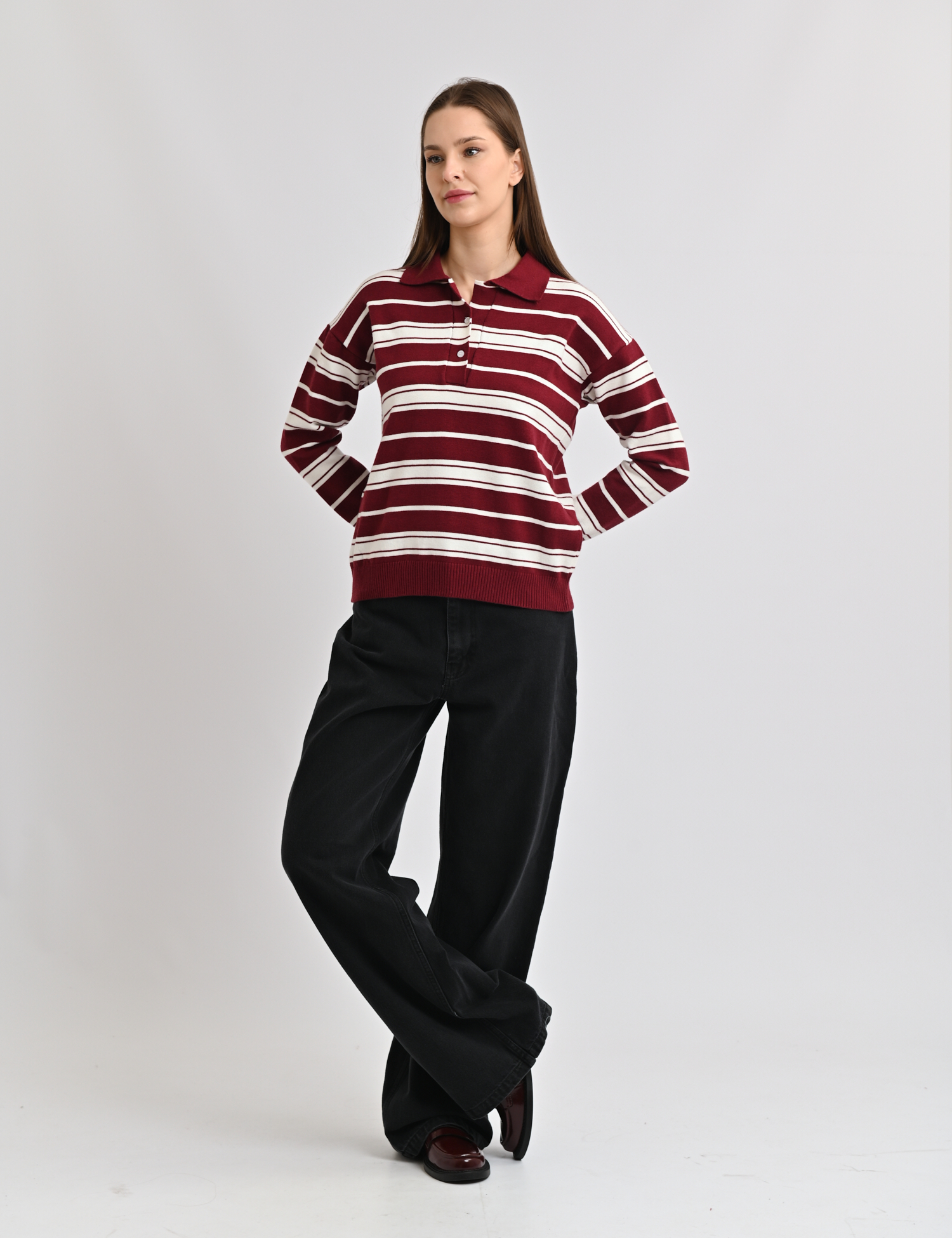 Картинка Светр у смужку з коміром поло бордово-білий