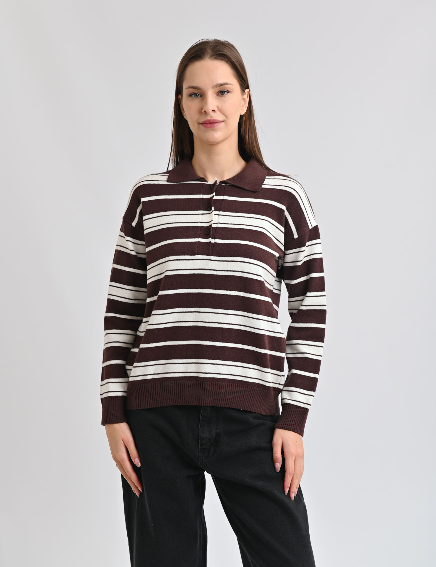 Картинка Светр у смужку з коміром поло коричнево-білий