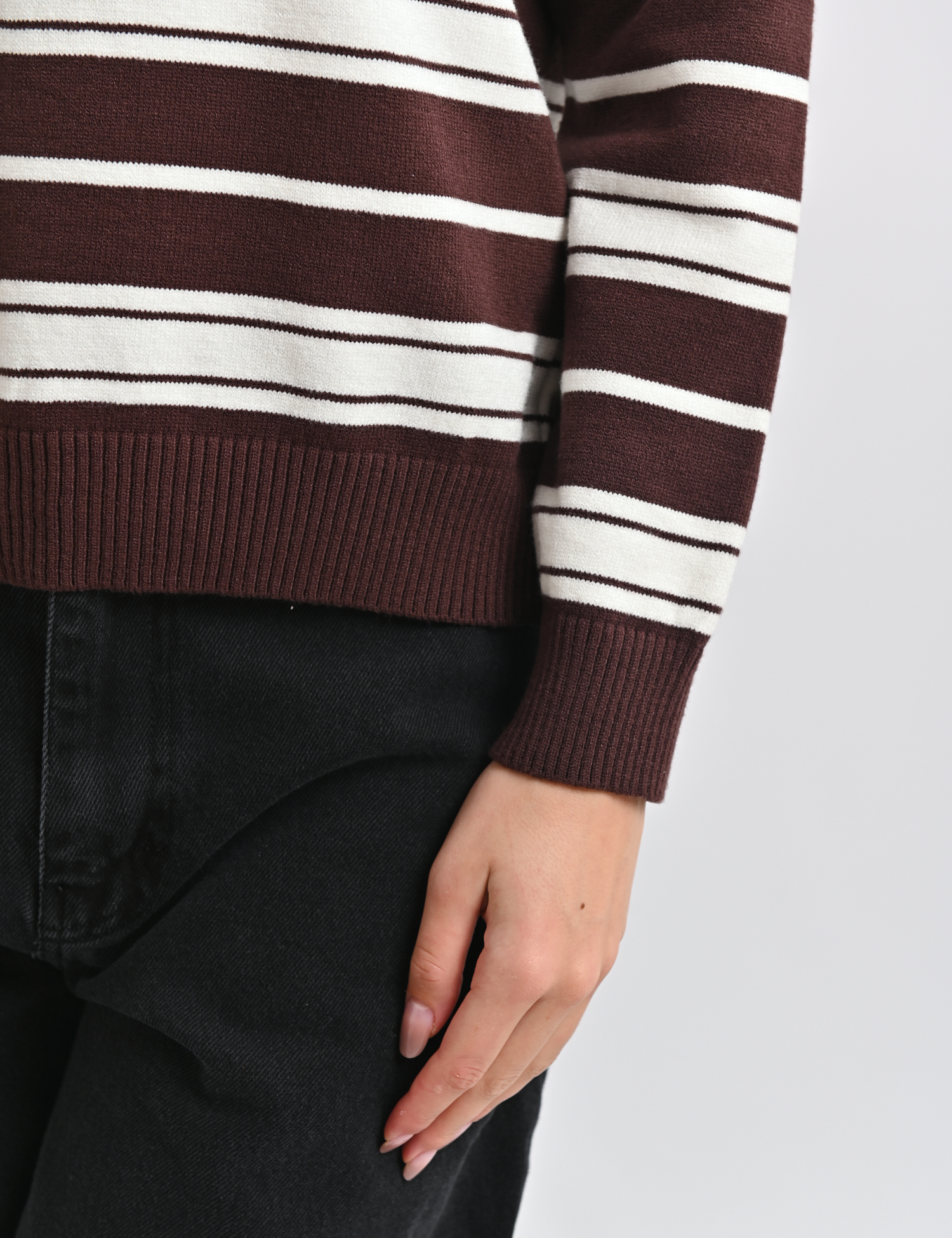 Картинка Светр у смужку з коміром поло коричнево-білий