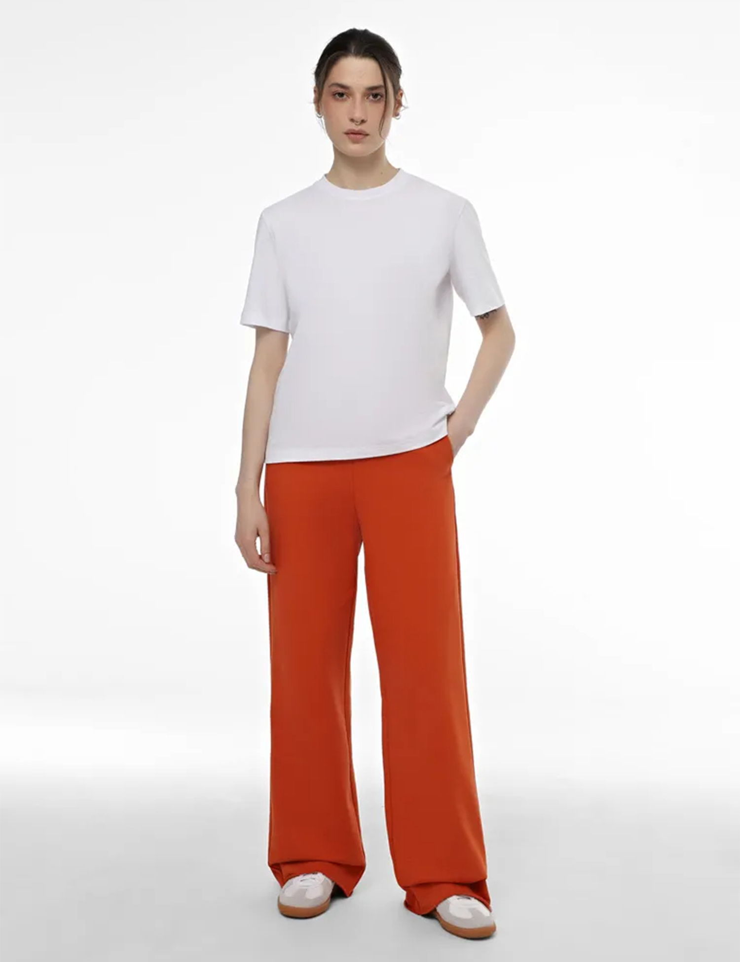 Картинка Жіноча біла базова футболка