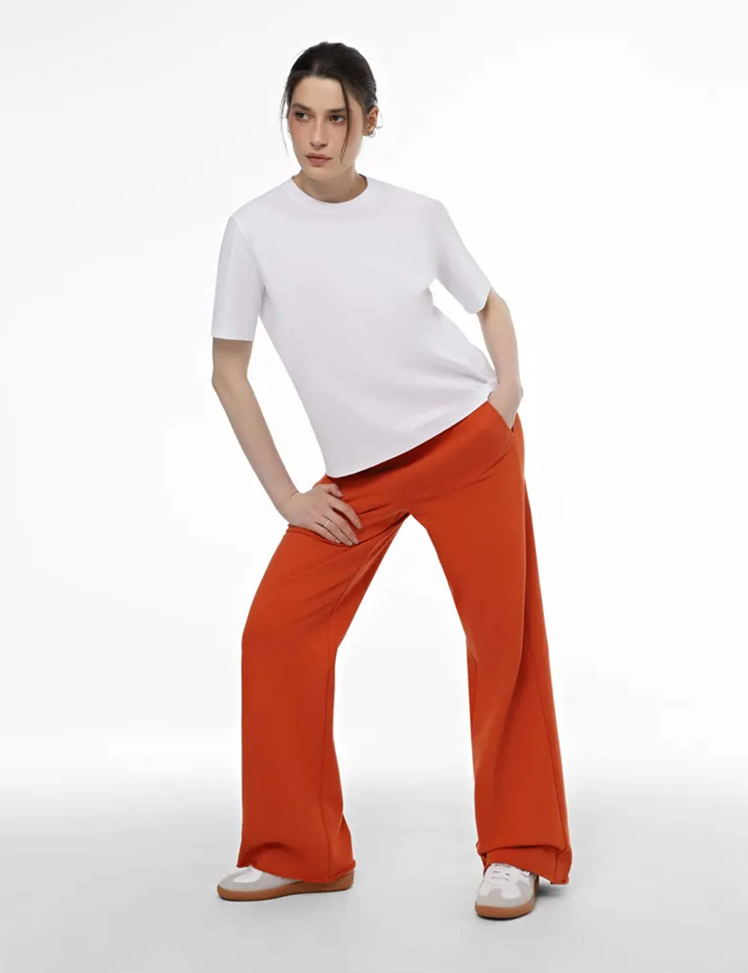 Картинка Жіноча біла базова футболка