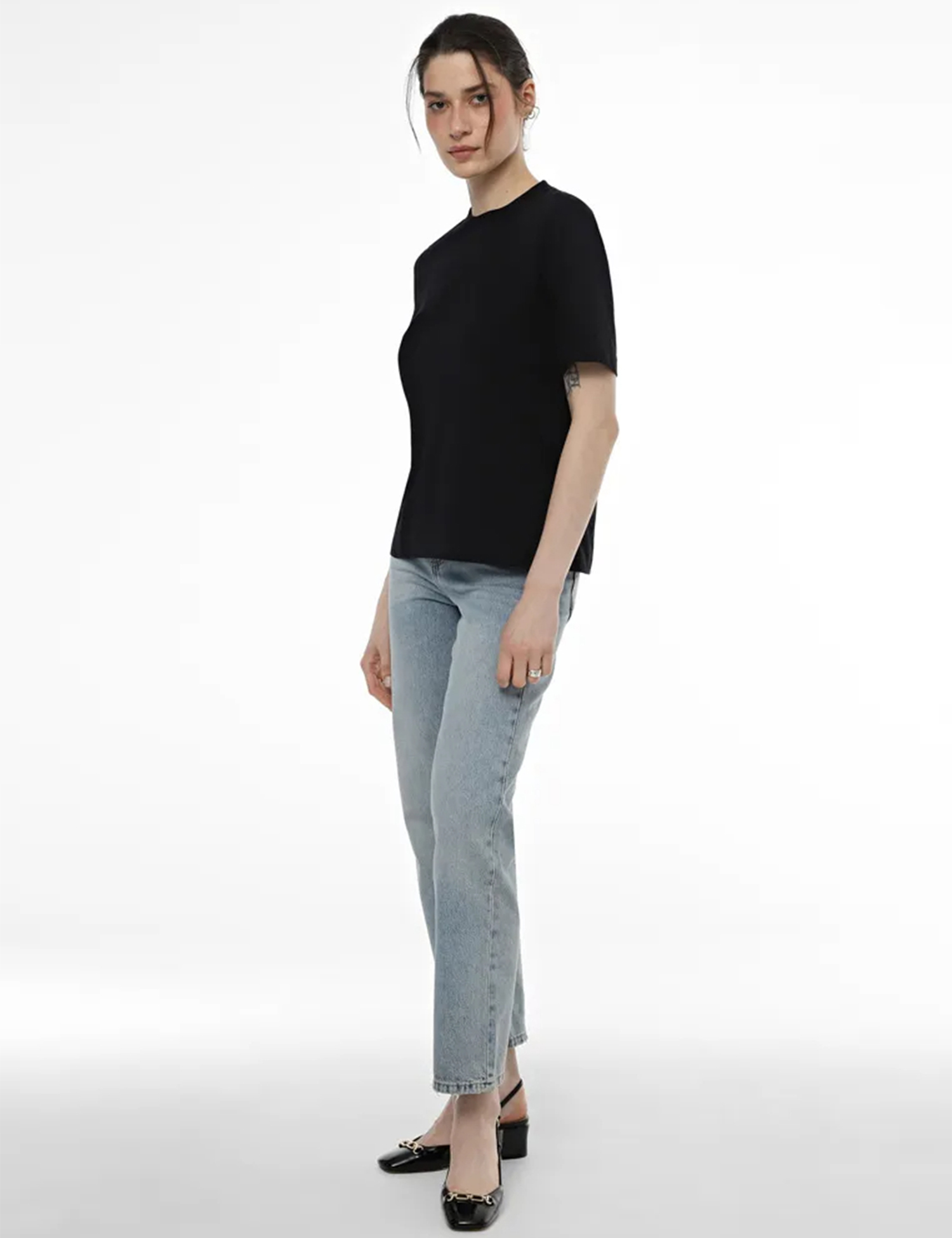 Картинка Жіноча чорна базова футболка