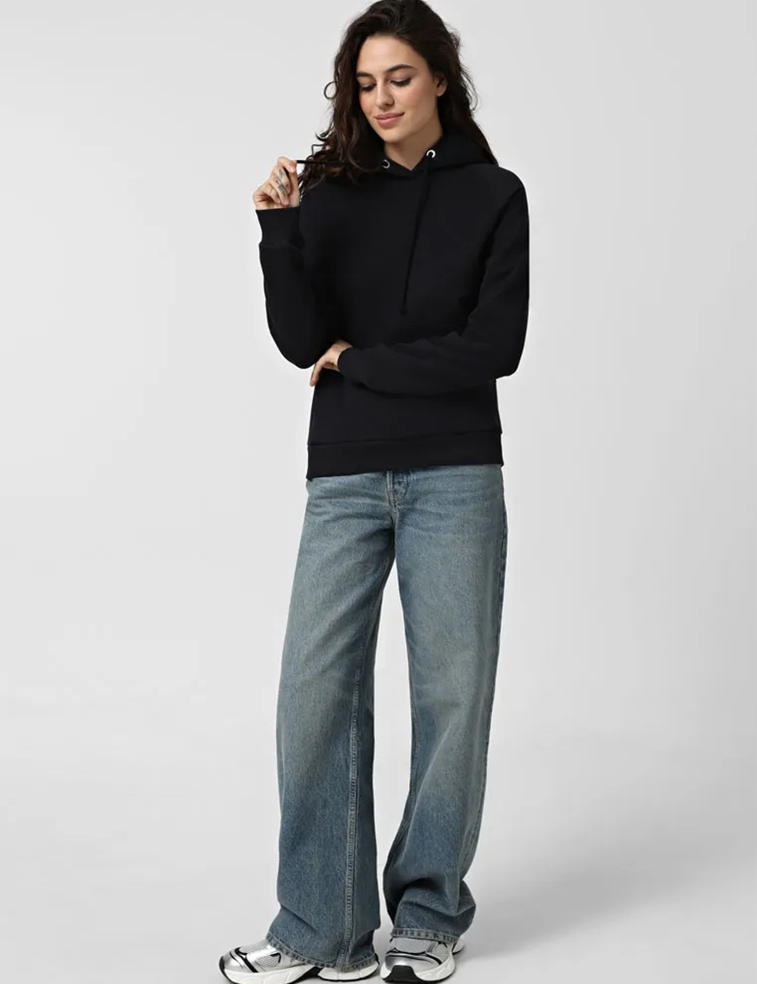 Картинка Жіноче чорне худі з кишенею-кенгуру