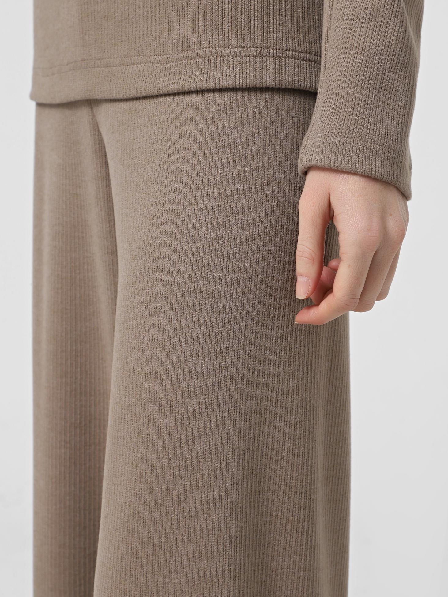 Картинка Штани з м'якого трикотажу бежевого кольору