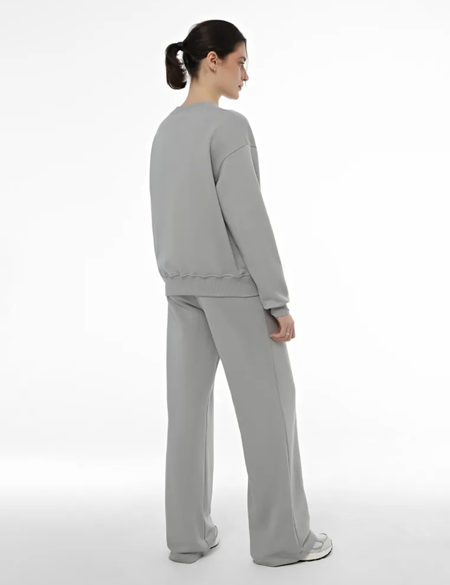 Картинка Жіночі світло-сірі трикотажні штани вільного крою