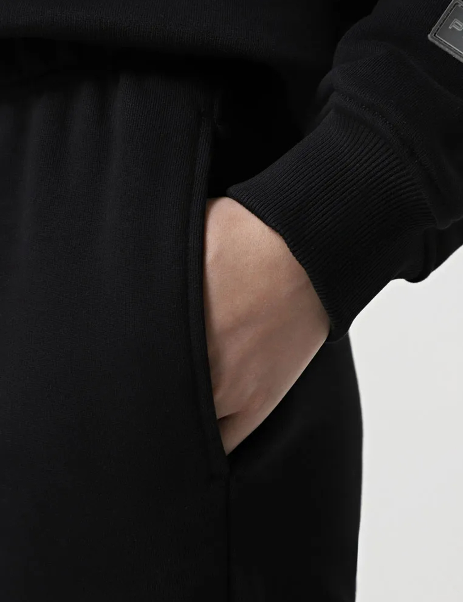 Картинка Жіночі чорні спортивні штани з манжетами