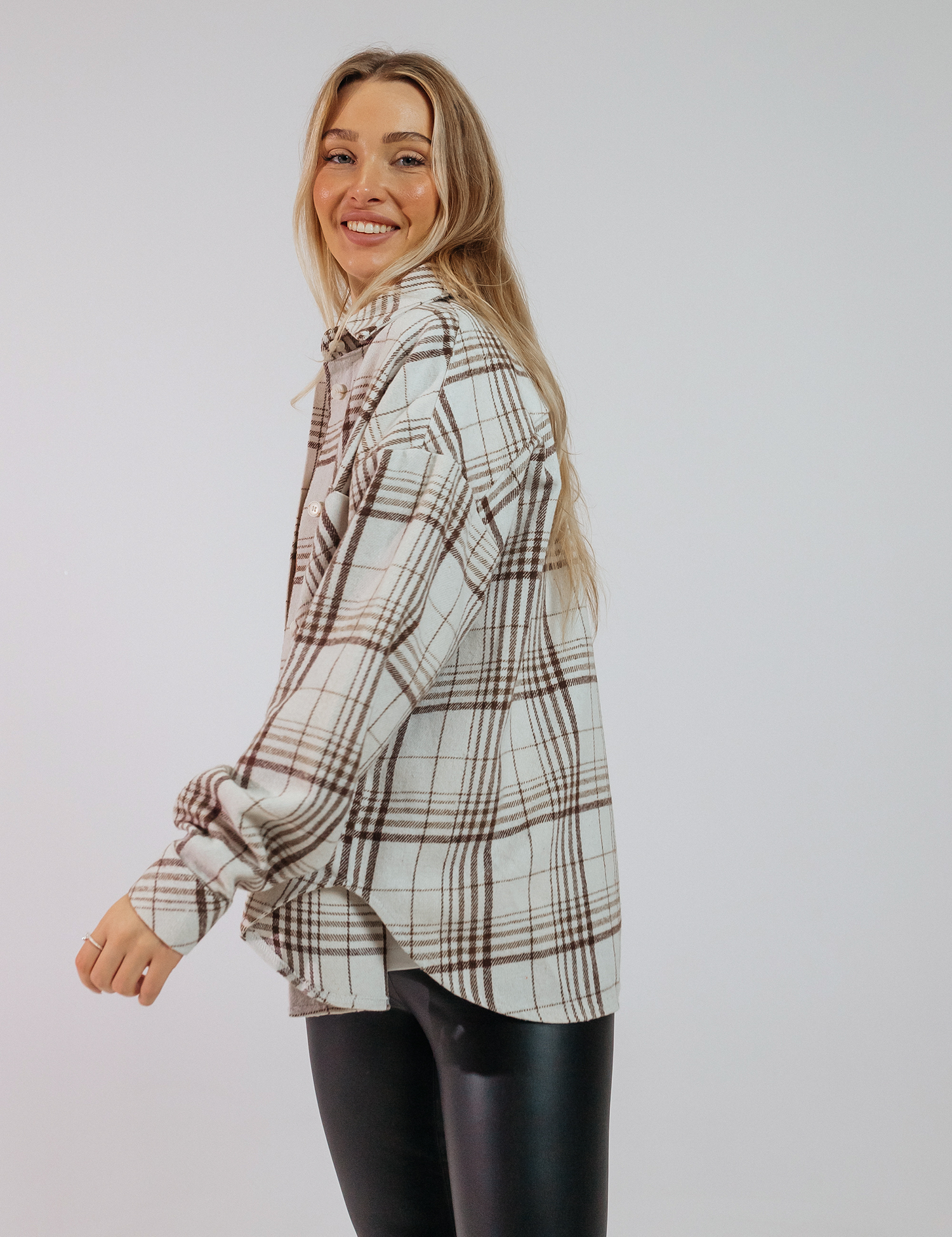 Картинка Сорочка бежева в клітинку