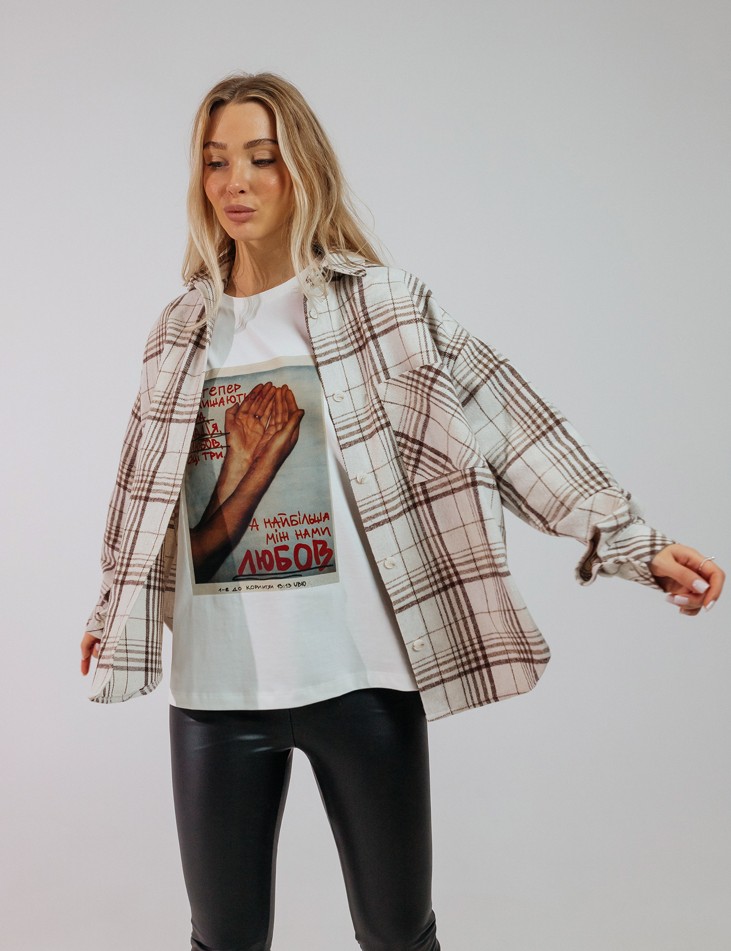 Картинка Сорочка бежева в клітинку