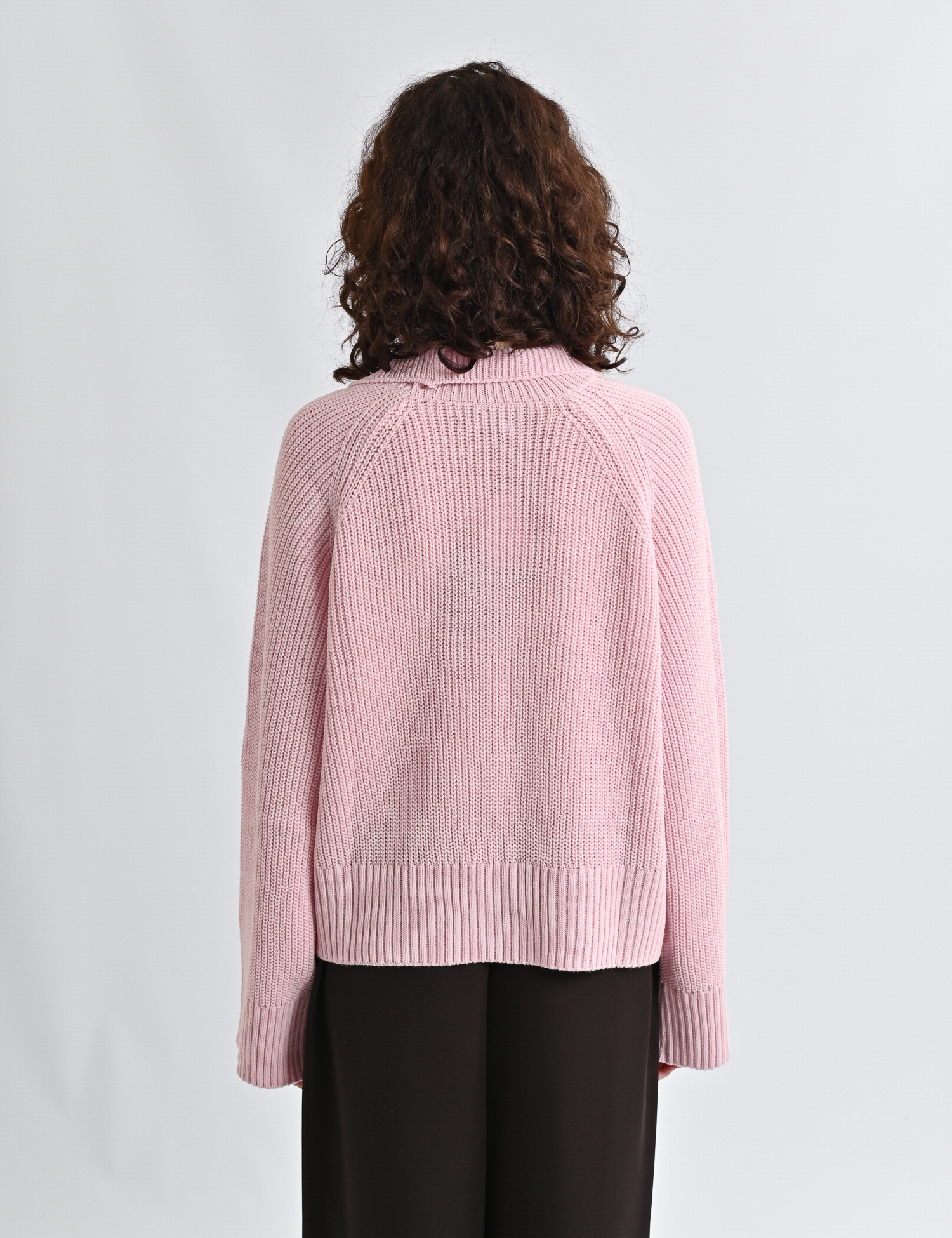 Картинка Вʼязаний светр з коміром рожевий