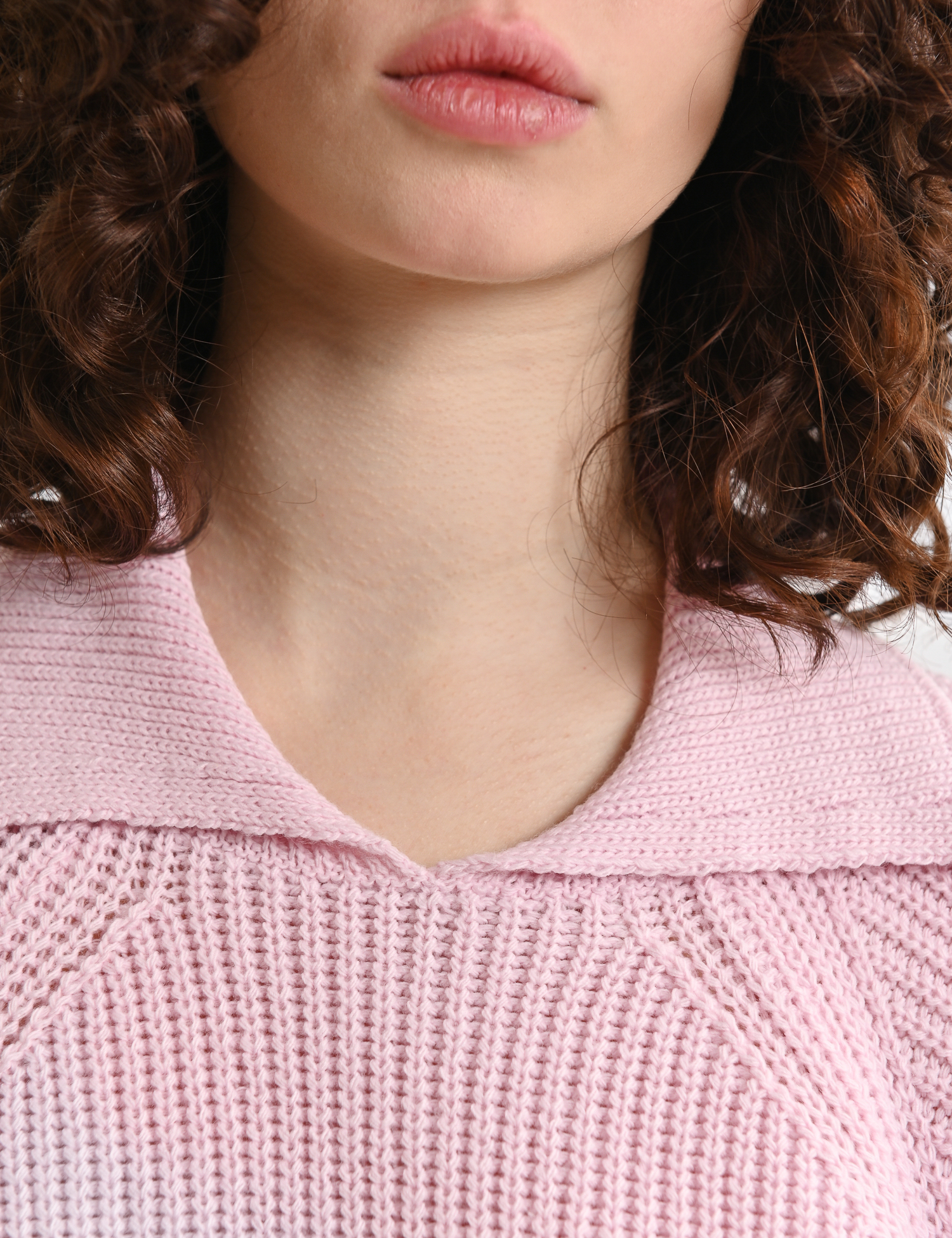 Картинка Вʼязаний светр з коміром рожевий