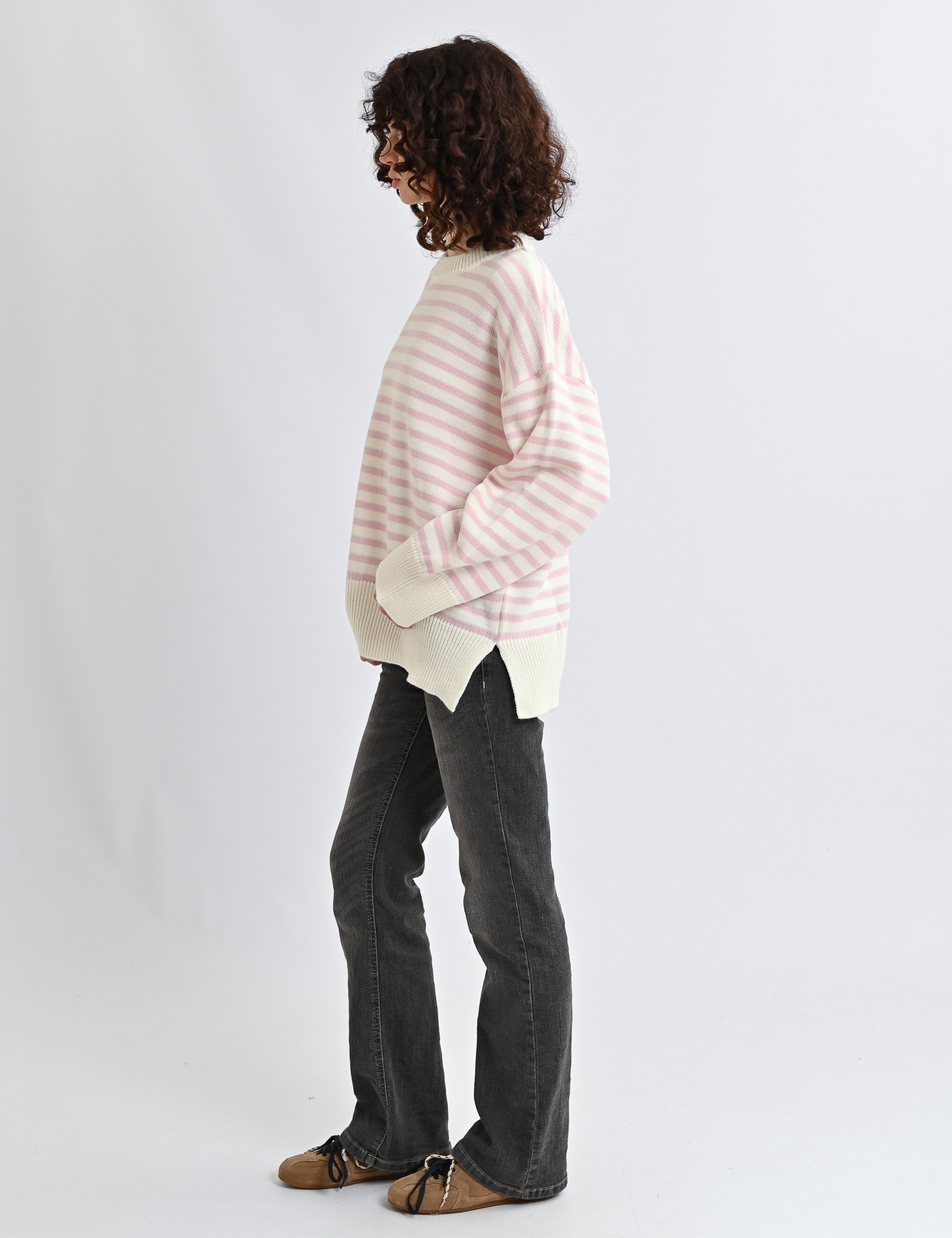 Картинка Смугастий светр у рожево‑молочній гамі