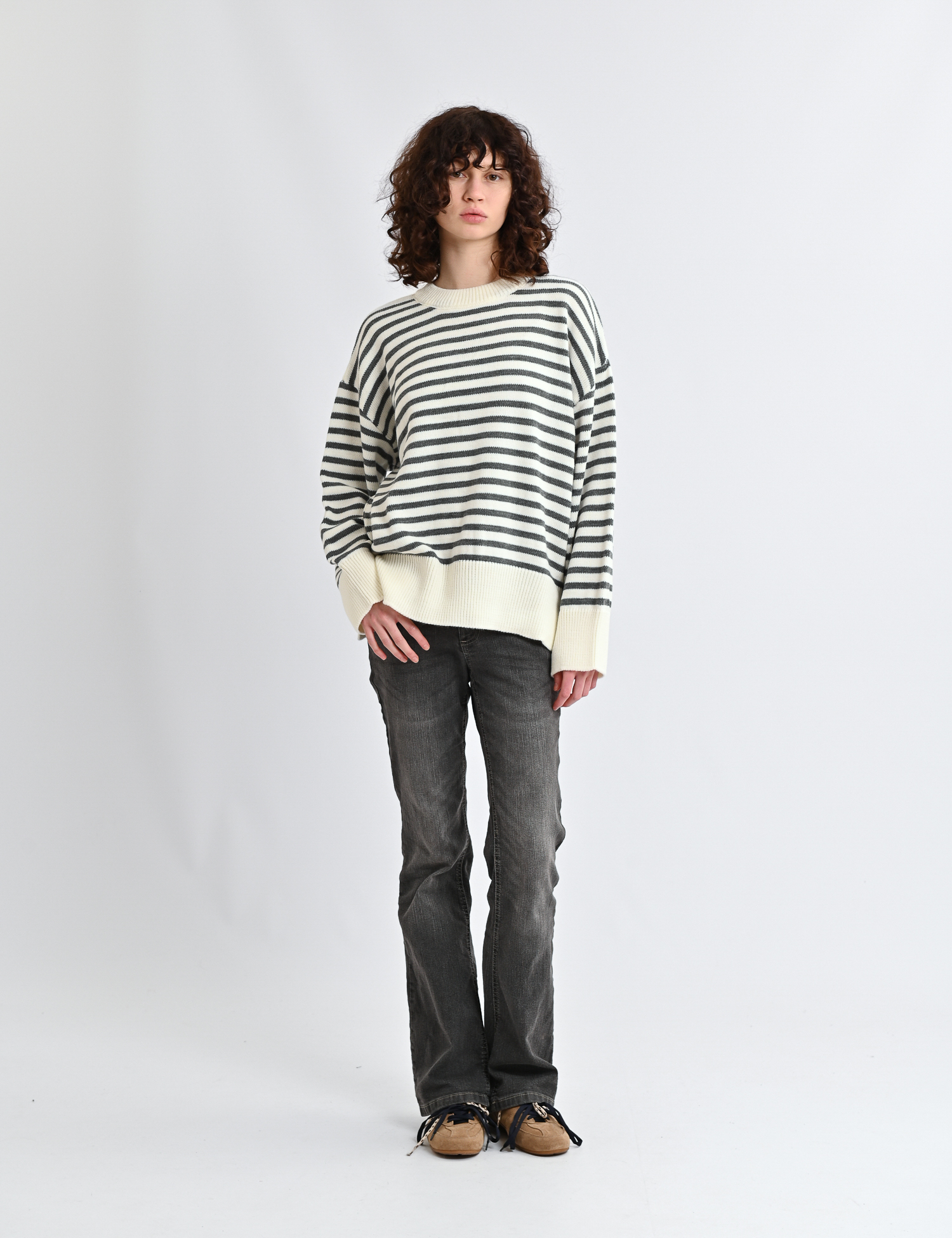 Картинка Смугастий светр у сіро‑молочній гамі