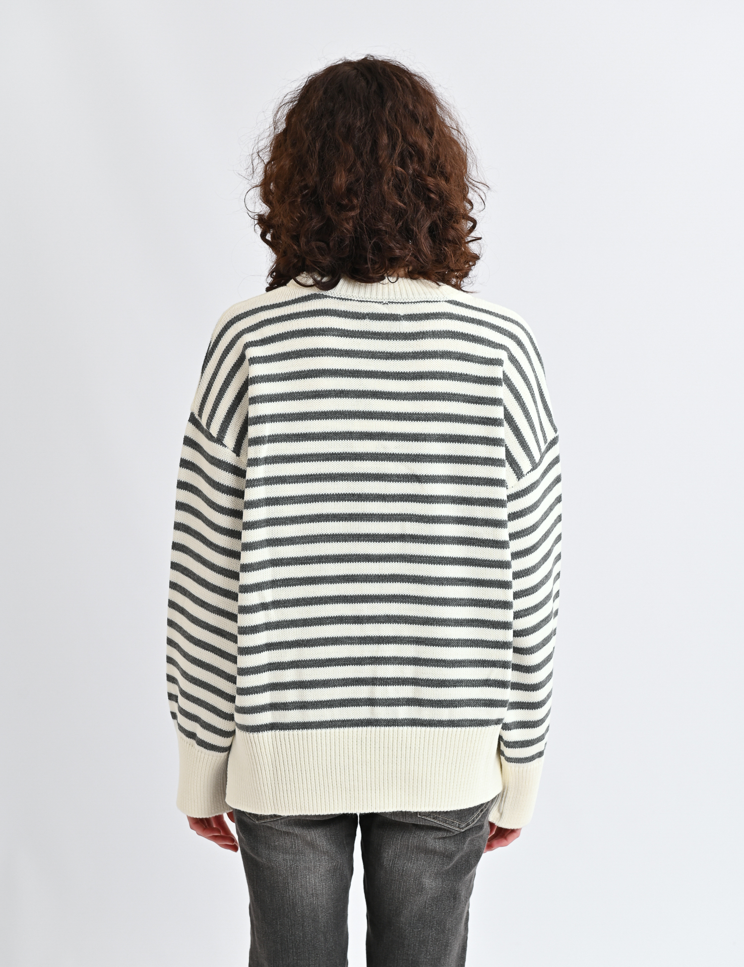 Картинка Смугастий светр у сіро‑молочній гамі