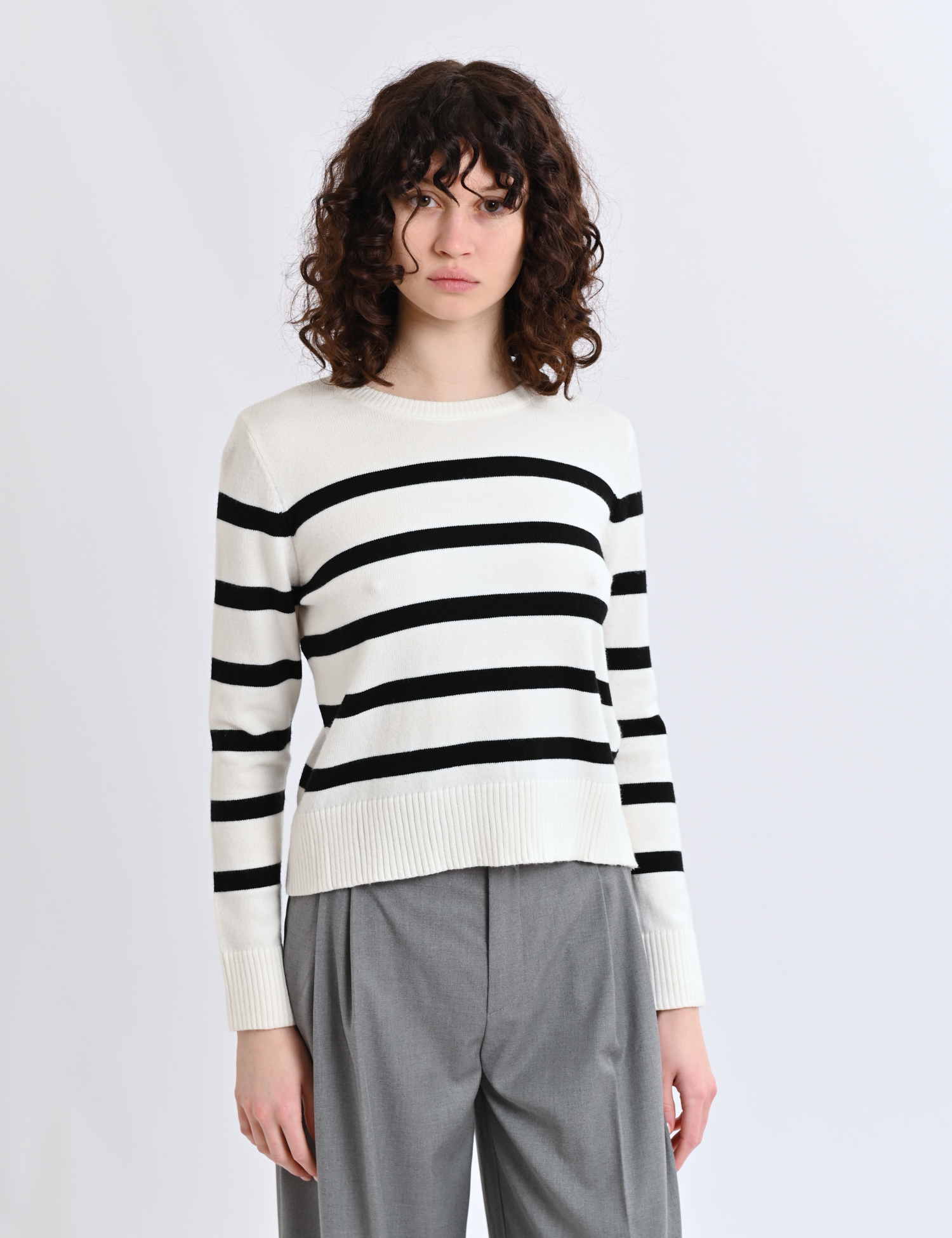 Картинка Светр біло-чорний 