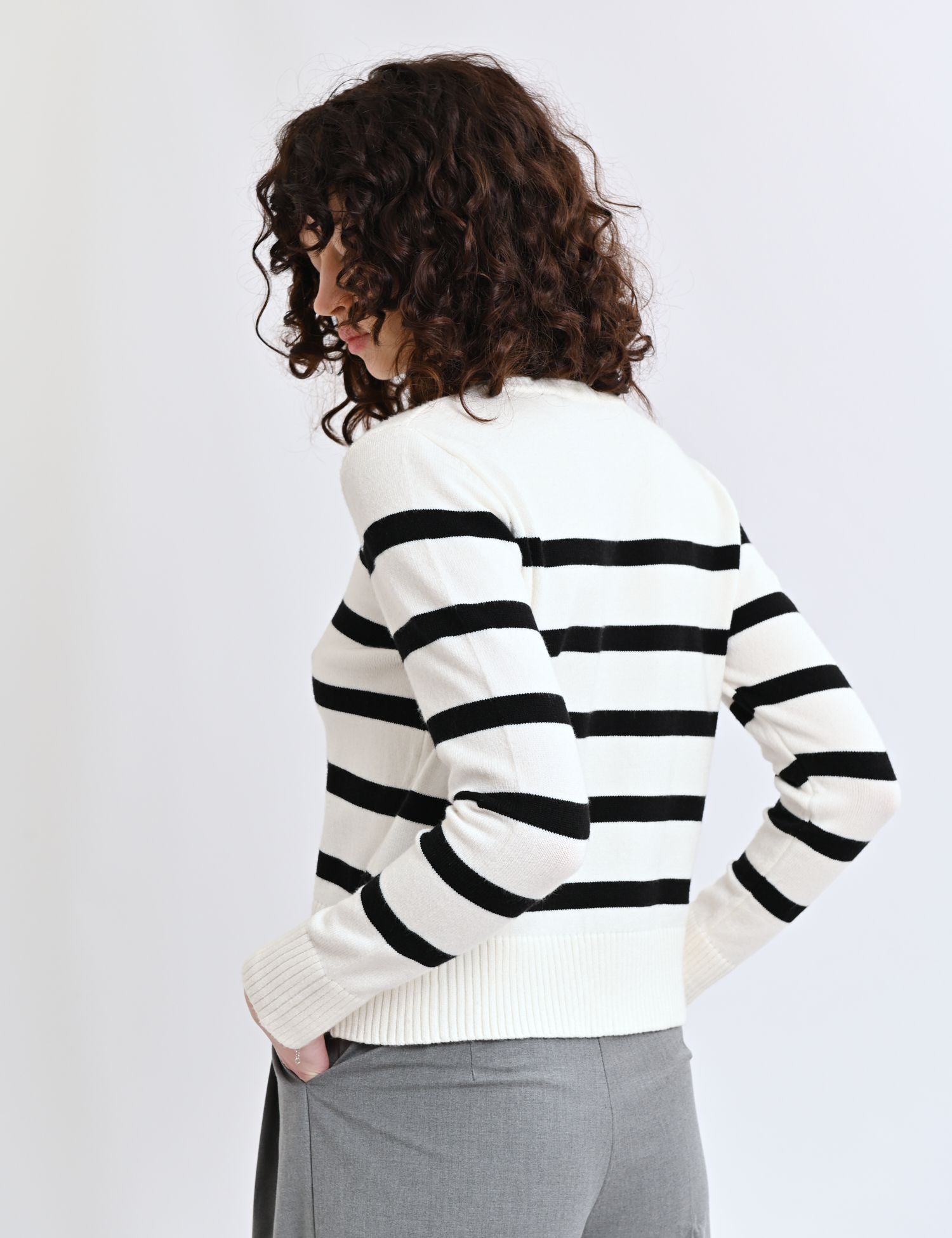 Картинка Светр біло-чорний 