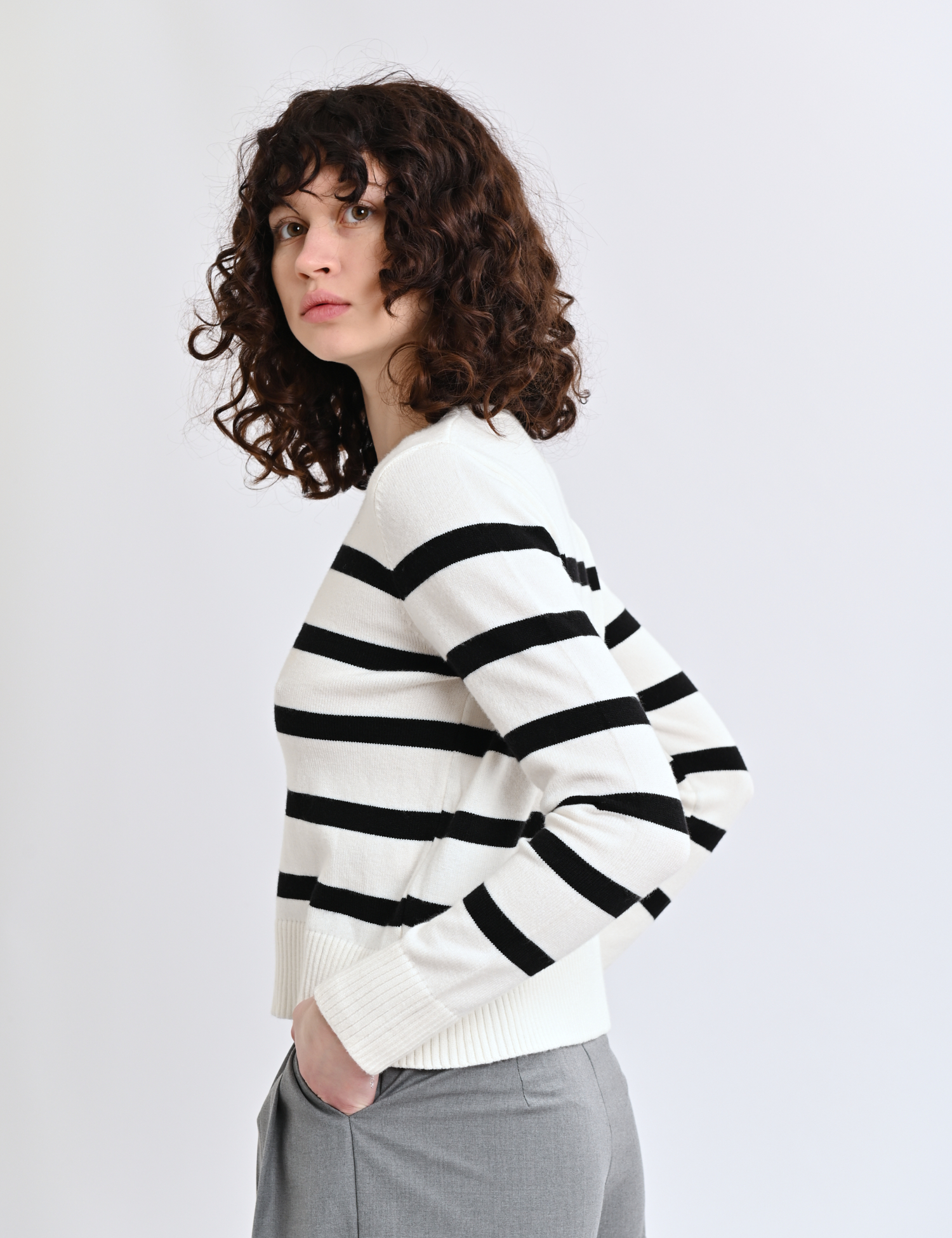 Картинка Светр біло-чорний 