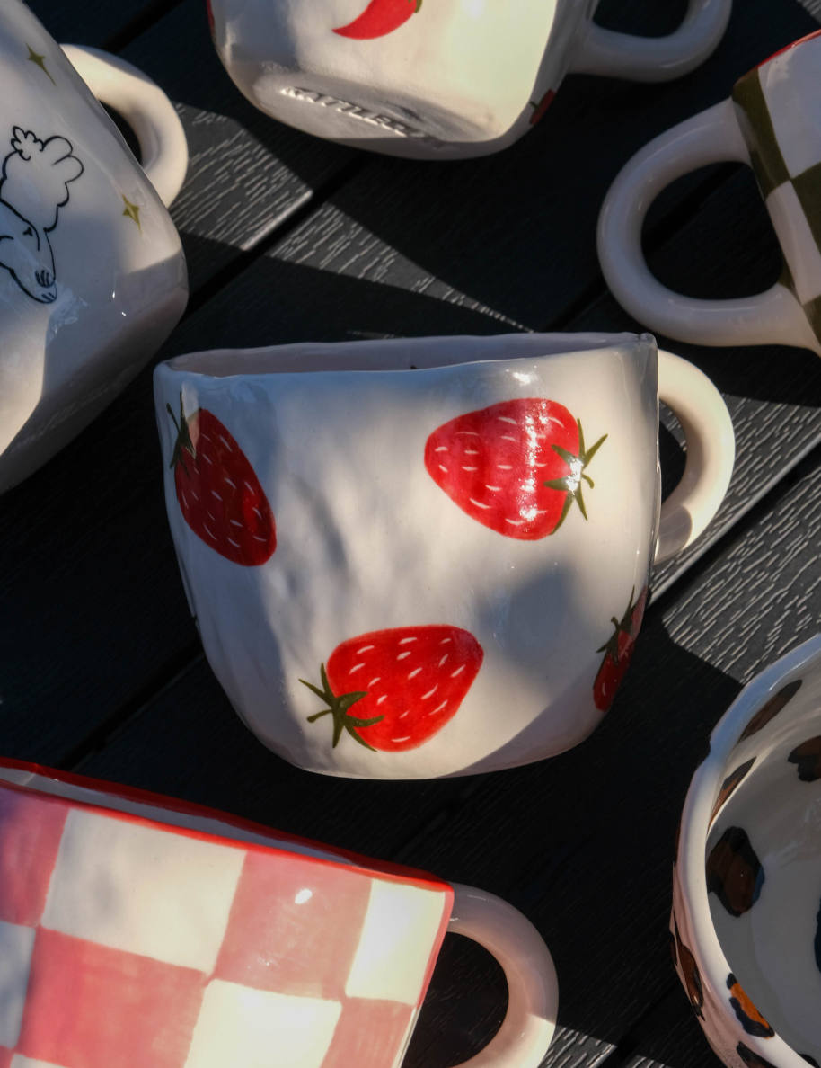 Картинка Керамічна чашка ручної роботи з полуницями