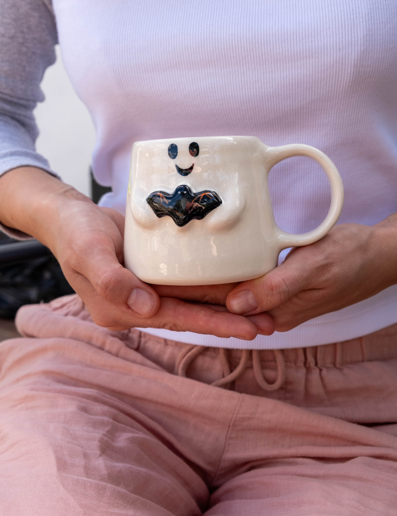 Картинка Керамічна чашка ручної роботи у вигляді привида з кажаном