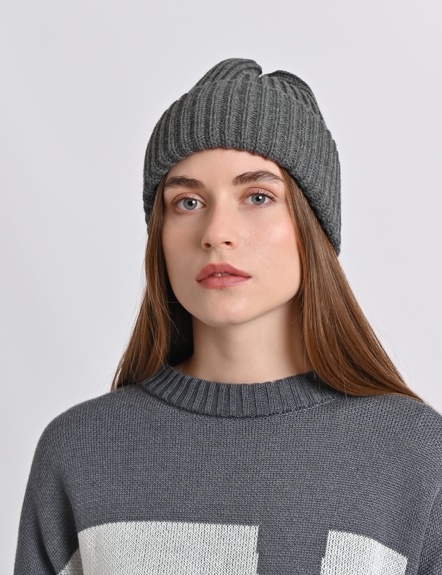 Картинка В’язана шапка темно-сіра