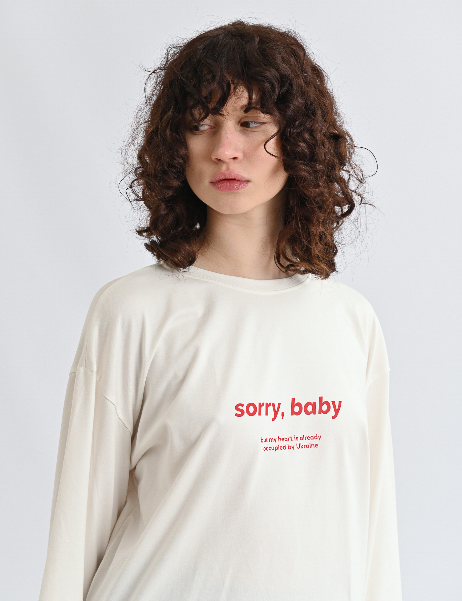 Картинка Молочний лонгслів із принтом “sorry, baby”