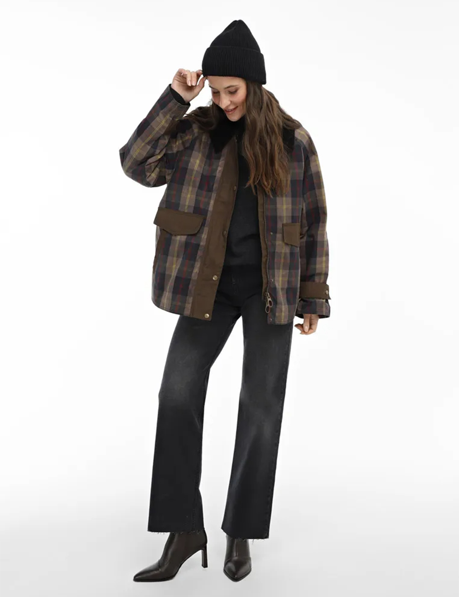 Картинка Жіноча темно-сіра в’язана шапка-біні